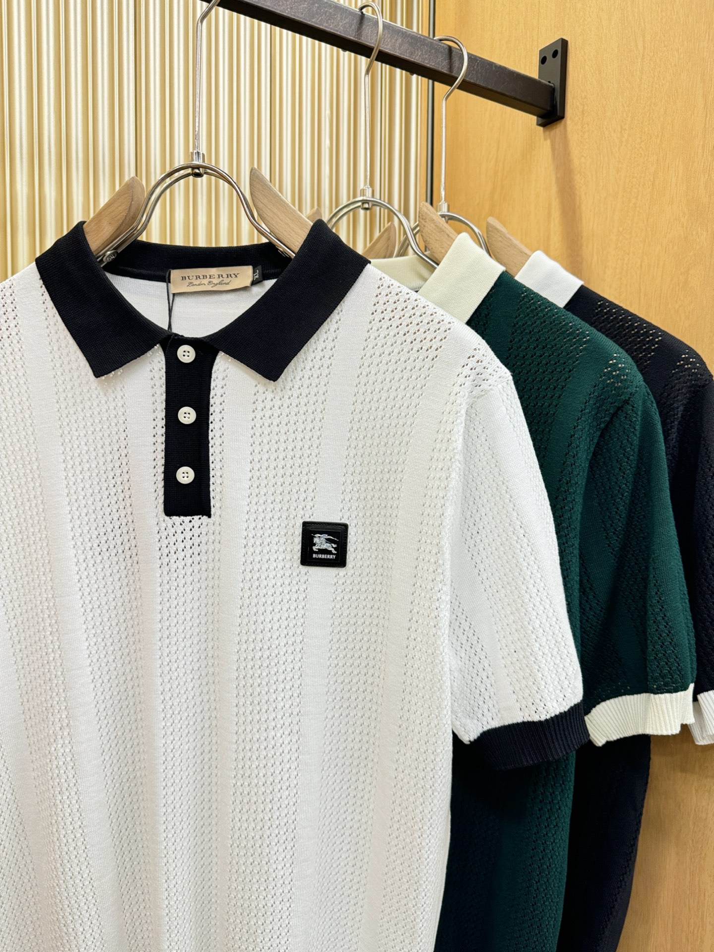 BURBERRY巴宝莉 2026春夏新品针织短袖，进口针织面料，手感柔软。顶级进口私货，时尚设计潮流短袖