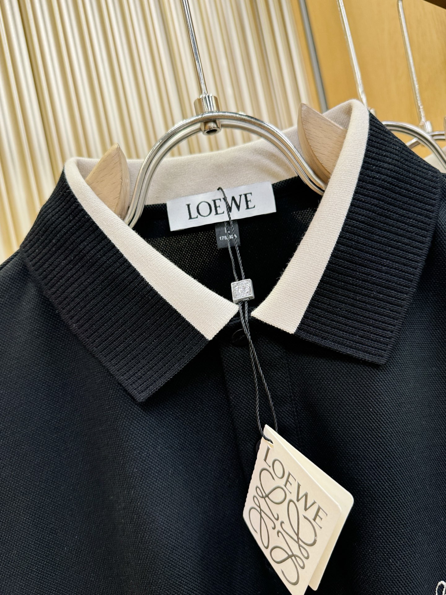 LOEWE罗意威 2026春夏新款首发专柜最新款翻领短袖，丝光珠地棉面料，高端订制 设计前卫时尚！品牌l