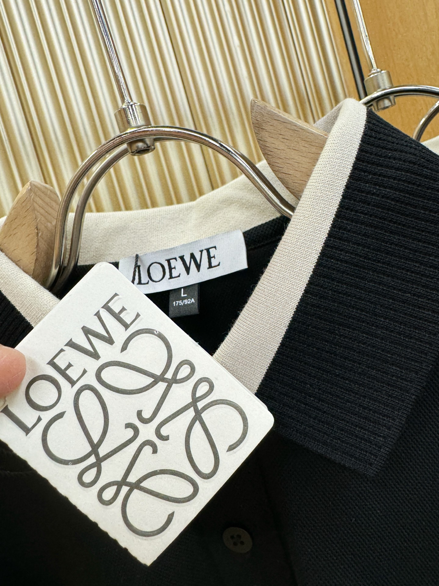 LOEWE罗意威 2026春夏新款首发专柜最新款翻领短袖，丝光珠地棉面料，高端订制 设计前卫时尚！品牌l
