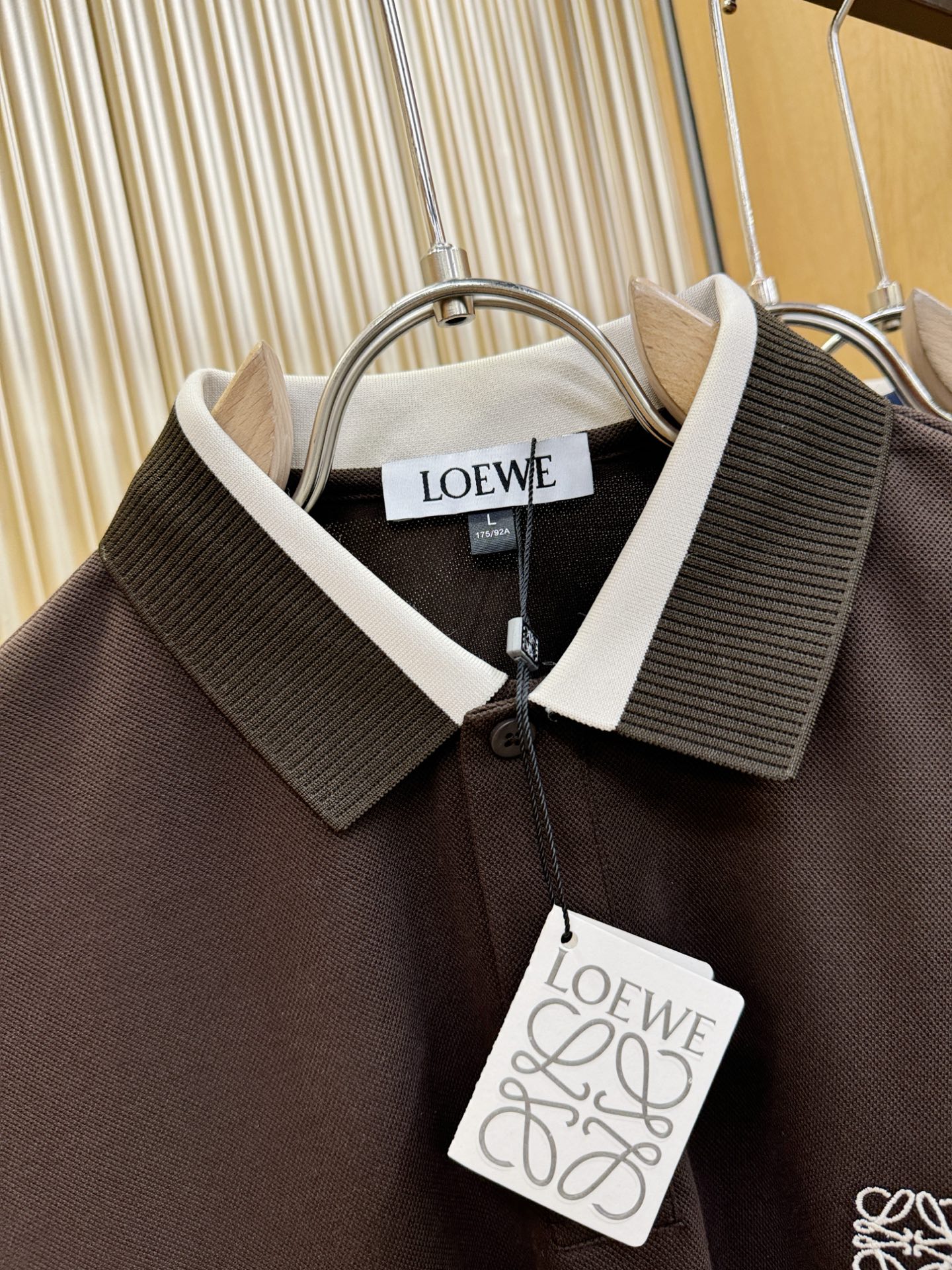 LOEWE罗意威 2026春夏新款首发专柜最新款翻领短袖，丝光珠地棉面料，高端订制 设计前卫时尚！品牌l