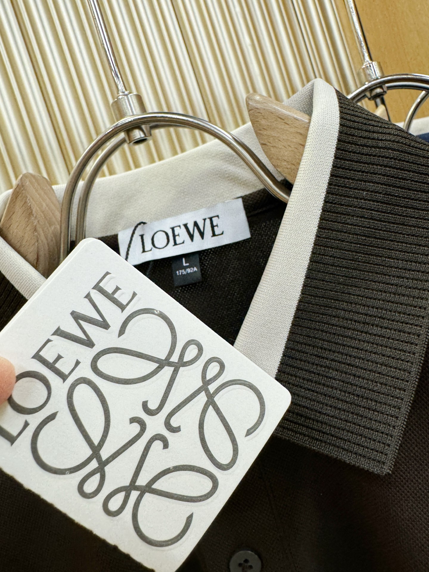 LOEWE罗意威 2026春夏新款首发专柜最新款翻领短袖，丝光珠地棉面料，高端订制 设计前卫时尚！品牌l