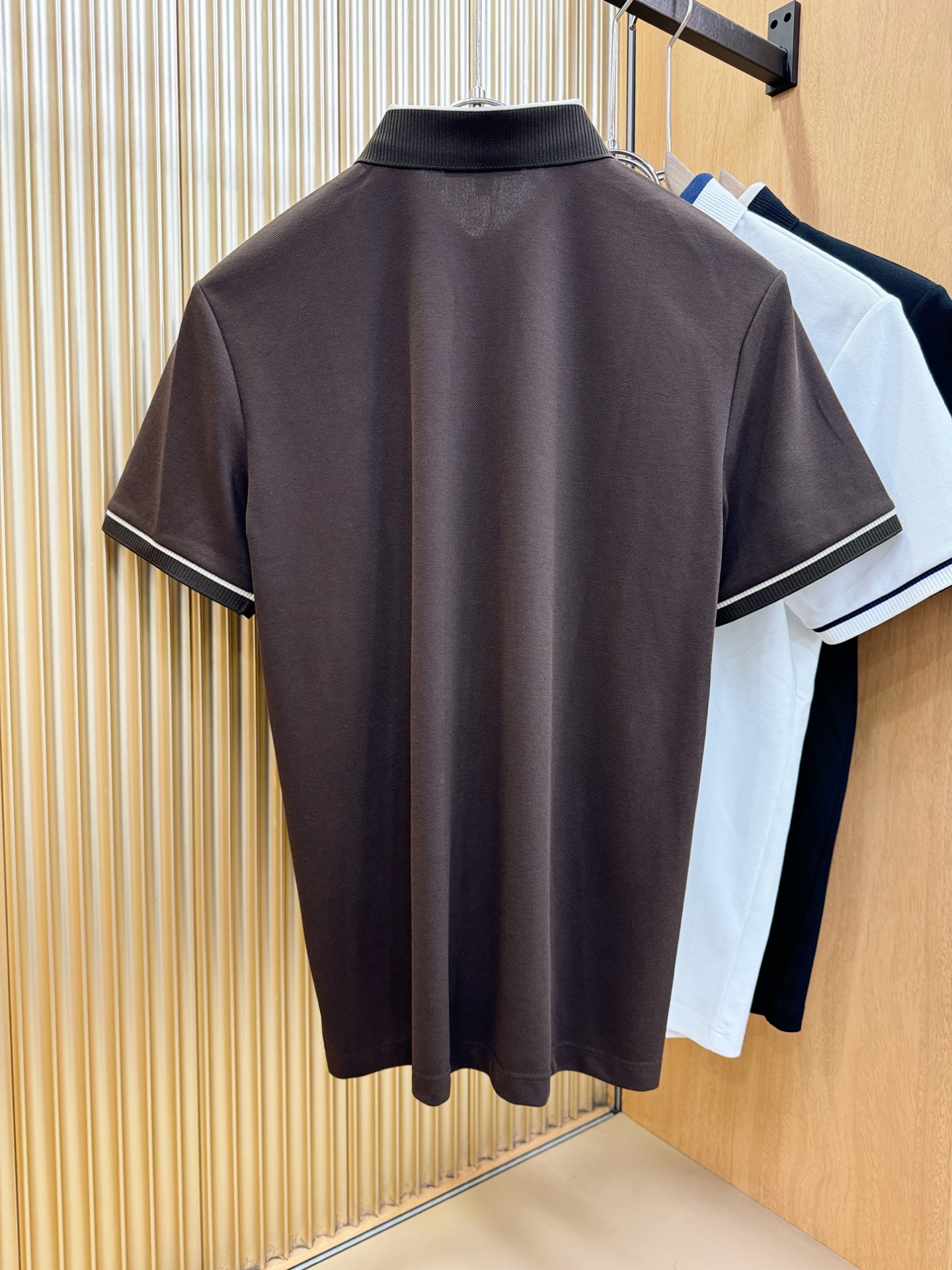 LOEWE罗意威 2026春夏新款首发专柜最新款翻领短袖，丝光珠地棉面料，高端订制 设计前卫时尚！品牌l