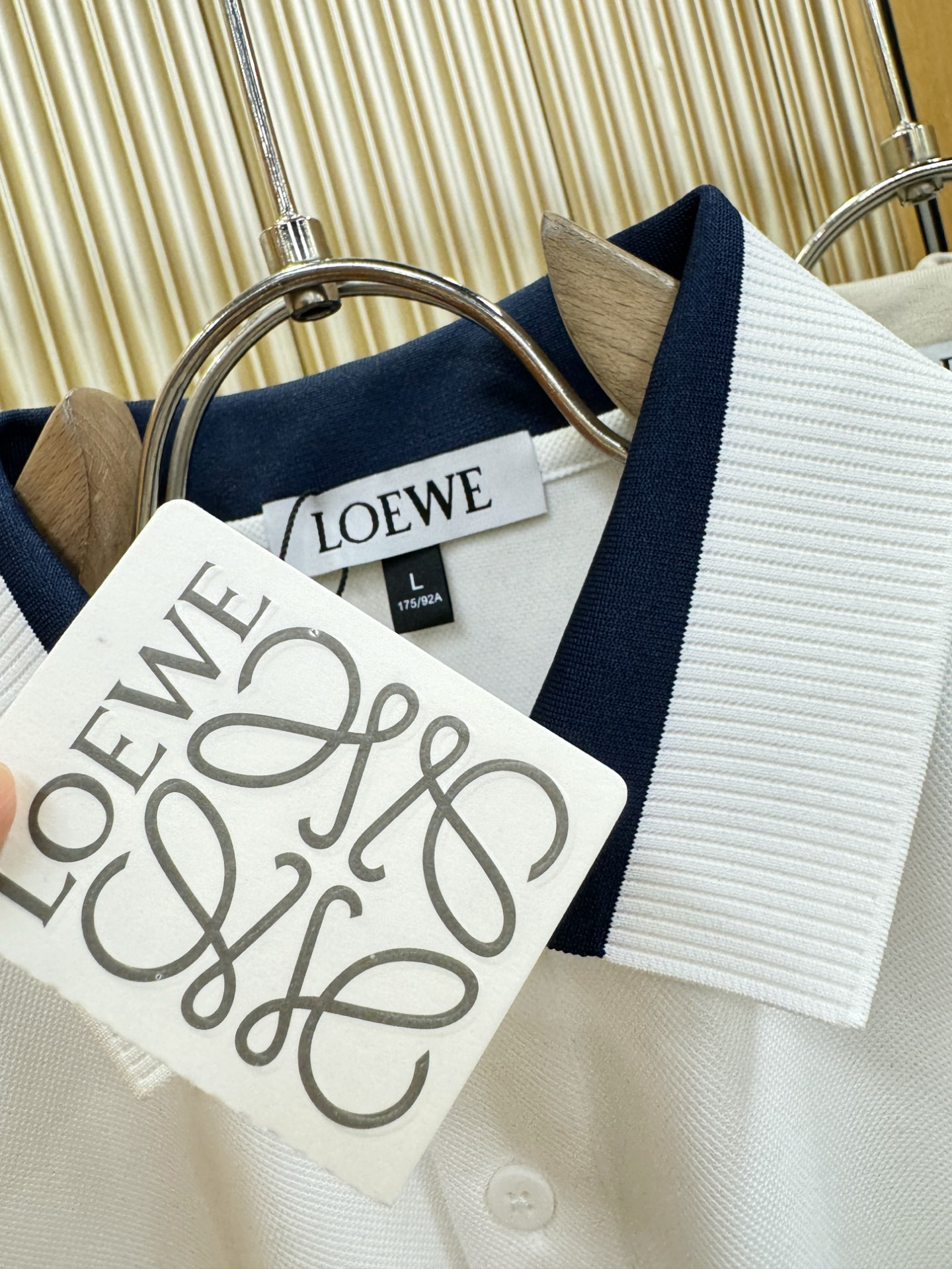 LOEWE罗意威 2026春夏新款首发专柜最新款翻领短袖，丝光珠地棉面料，高端订制 设计前卫时尚！品牌l