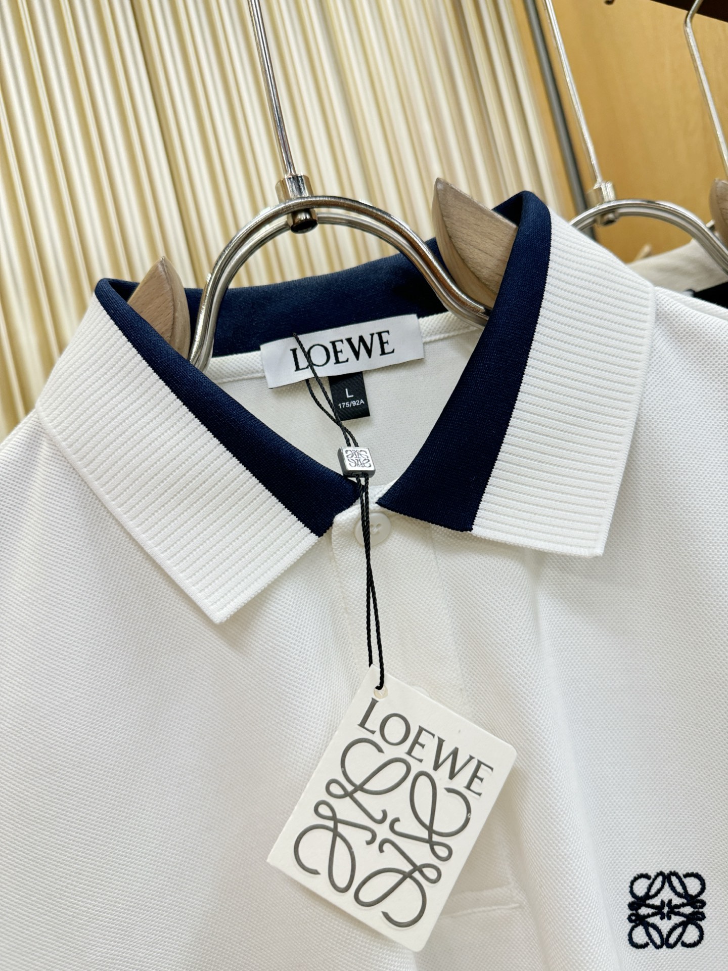 LOEWE罗意威 2026春夏新款首发专柜最新款翻领短袖，丝光珠地棉面料，高端订制 设计前卫时尚！品牌l
