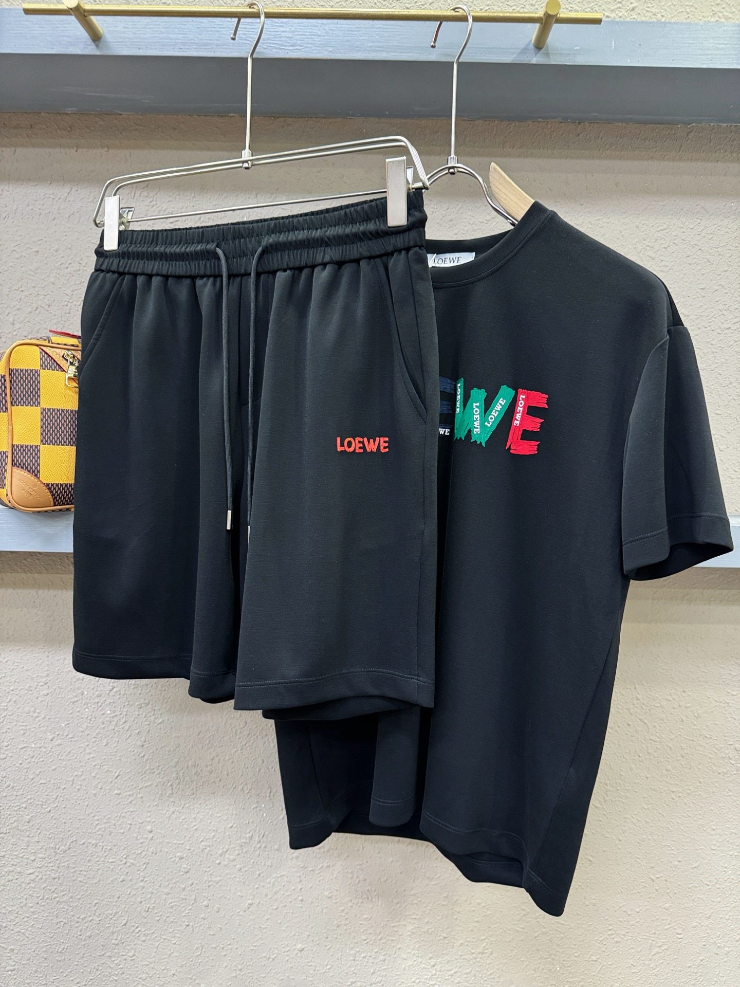 套装 LOEWE罗意威 2026新款休闲套装，细节精致高级，高级感满满。定制高端面料，上身挺括有型，舒适