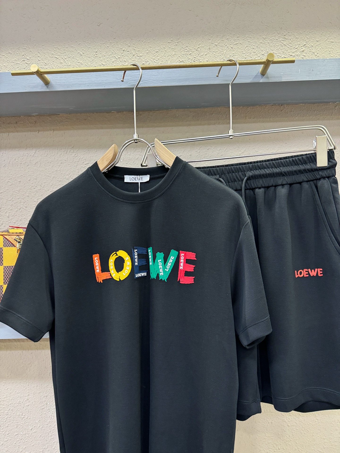 套装 LOEWE罗意威 2026新款休闲套装，细节精致高级，高级感满满。定制高端面料，上身挺括有型，舒适