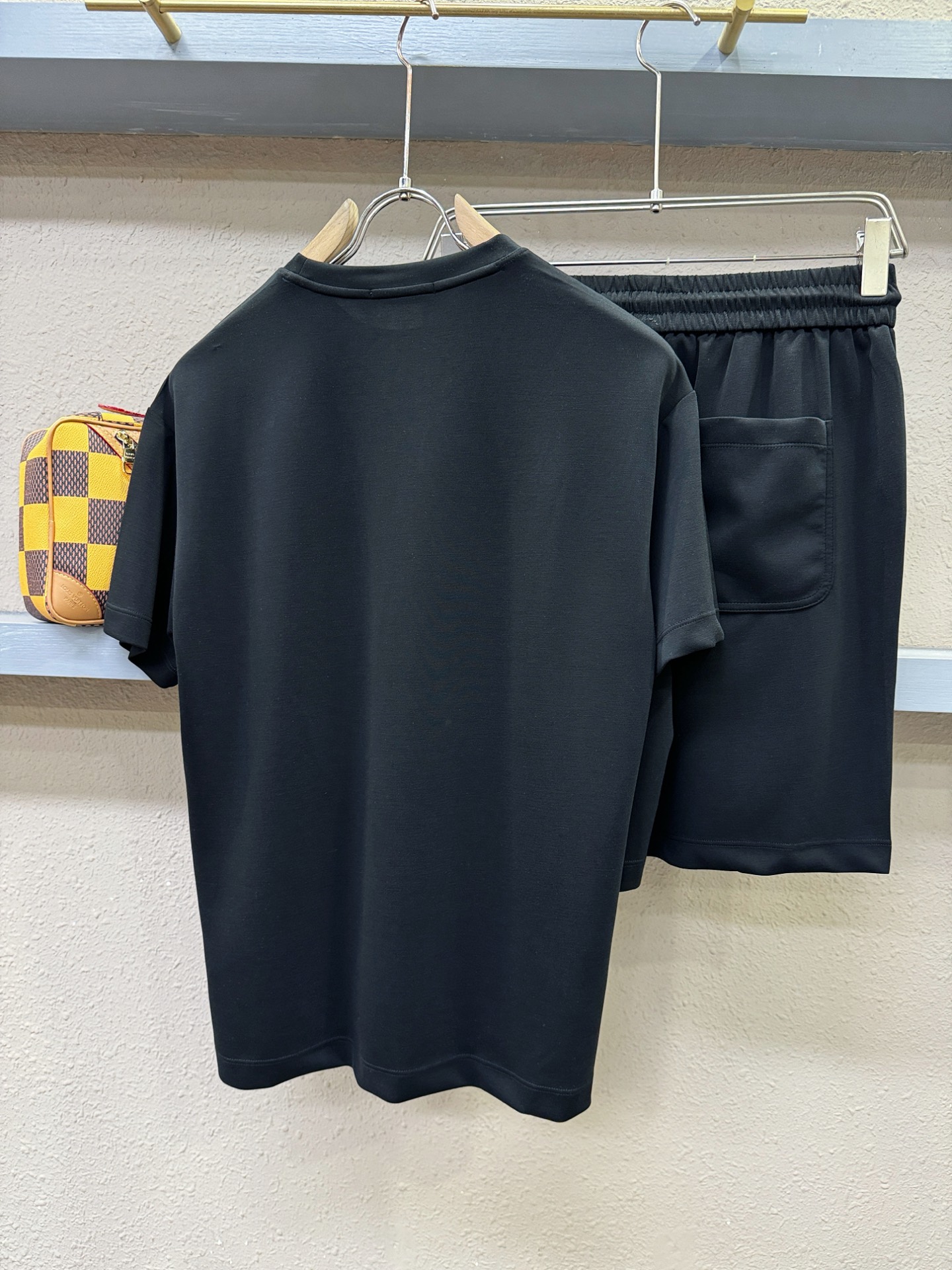 套装 LOEWE罗意威 2026新款休闲套装，细节精致高级，高级感满满。定制高端面料，上身挺括有型，舒适
