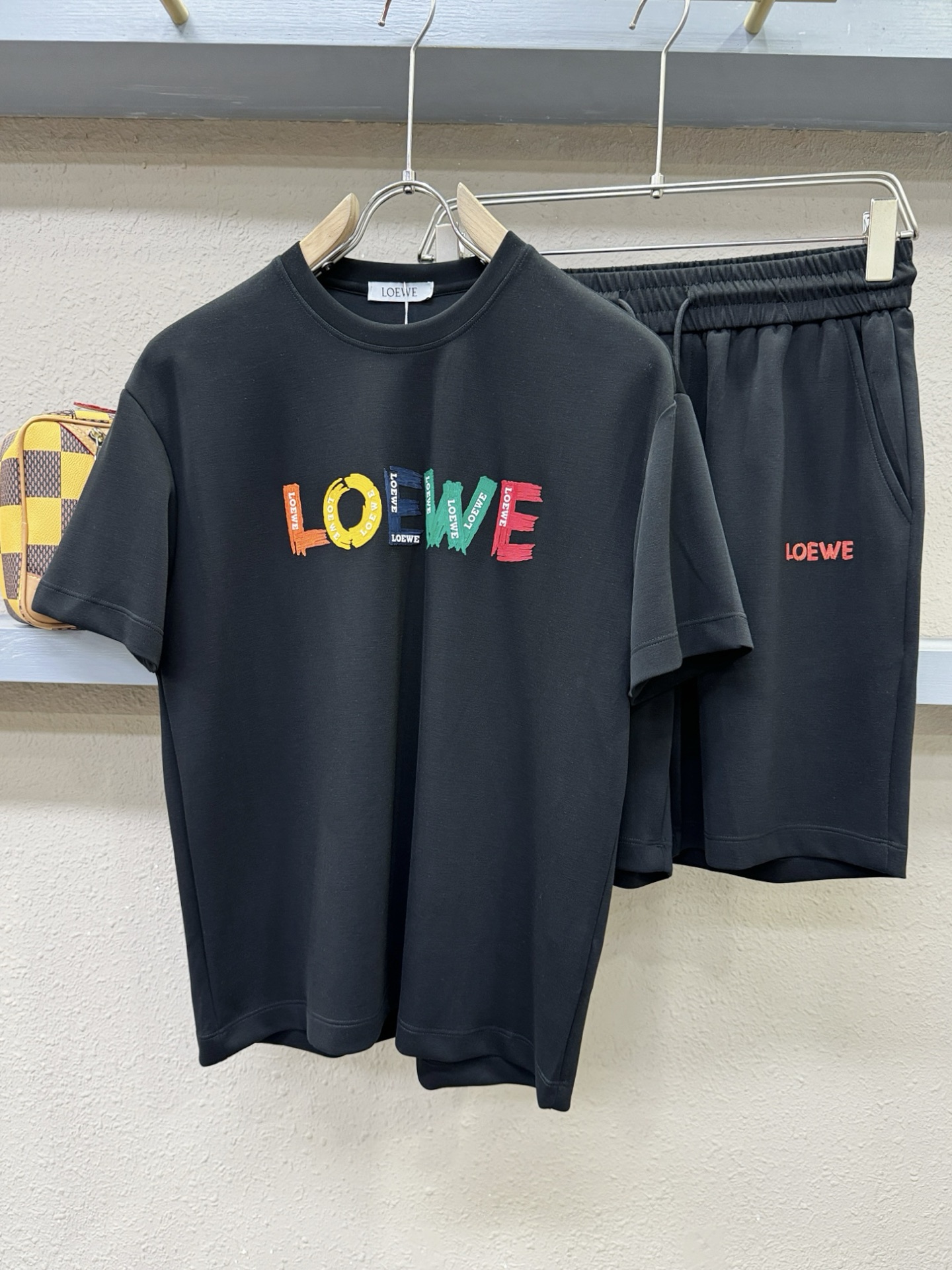 套装 LOEWE罗意威 2026新款休闲套装，细节精致高级，高级感满满。定制高端面料，上身挺括有型，舒适