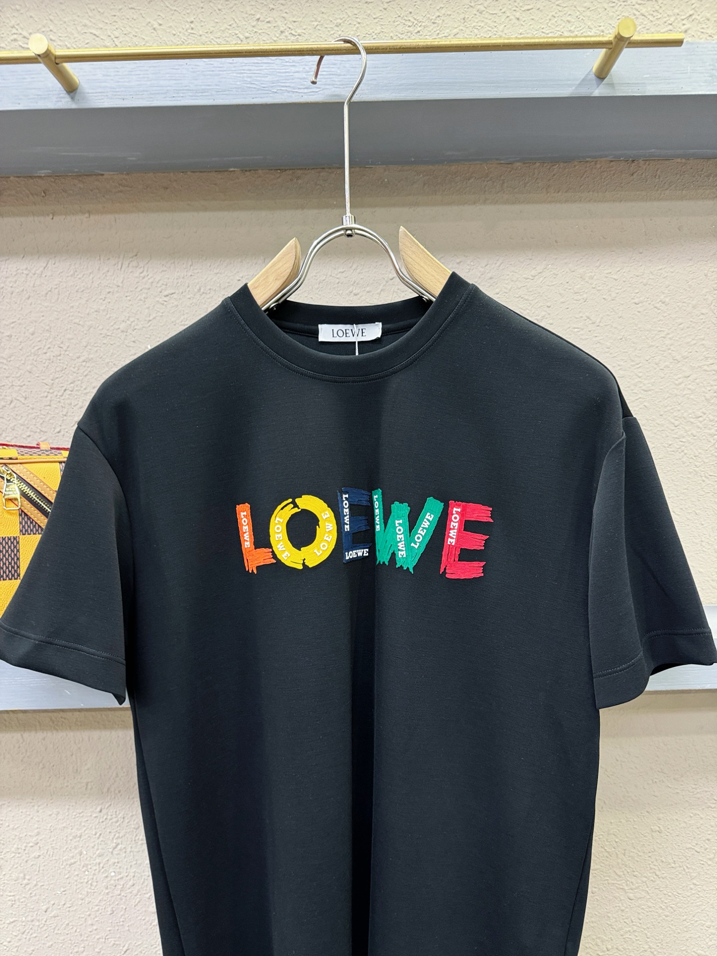 套装 LOEWE罗意威 2026新款休闲套装，细节精致高级，高级感满满。定制高端面料，上身挺括有型，舒适