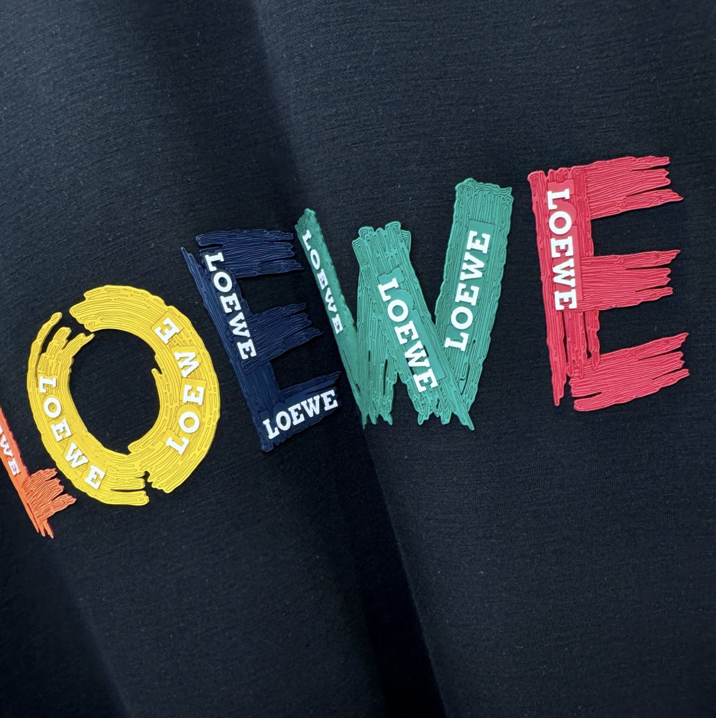 套装 LOEWE罗意威 2026新款休闲套装，细节精致高级，高级感满满。定制高端面料，上身挺括有型，舒适