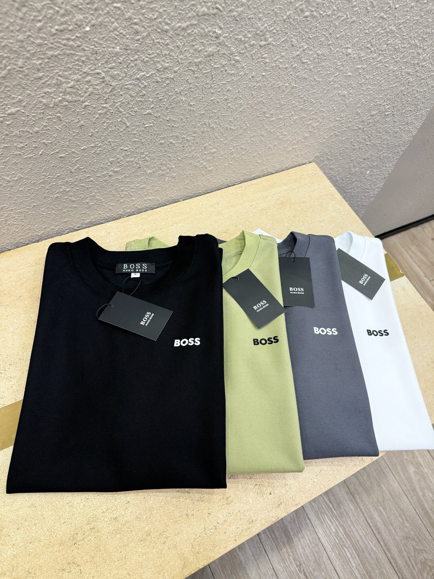 Boss 2026新款短袖T恤！走秀图案时尚休闲短袖T恤衫！设计logo设计！极具设计精选客供面料，手感