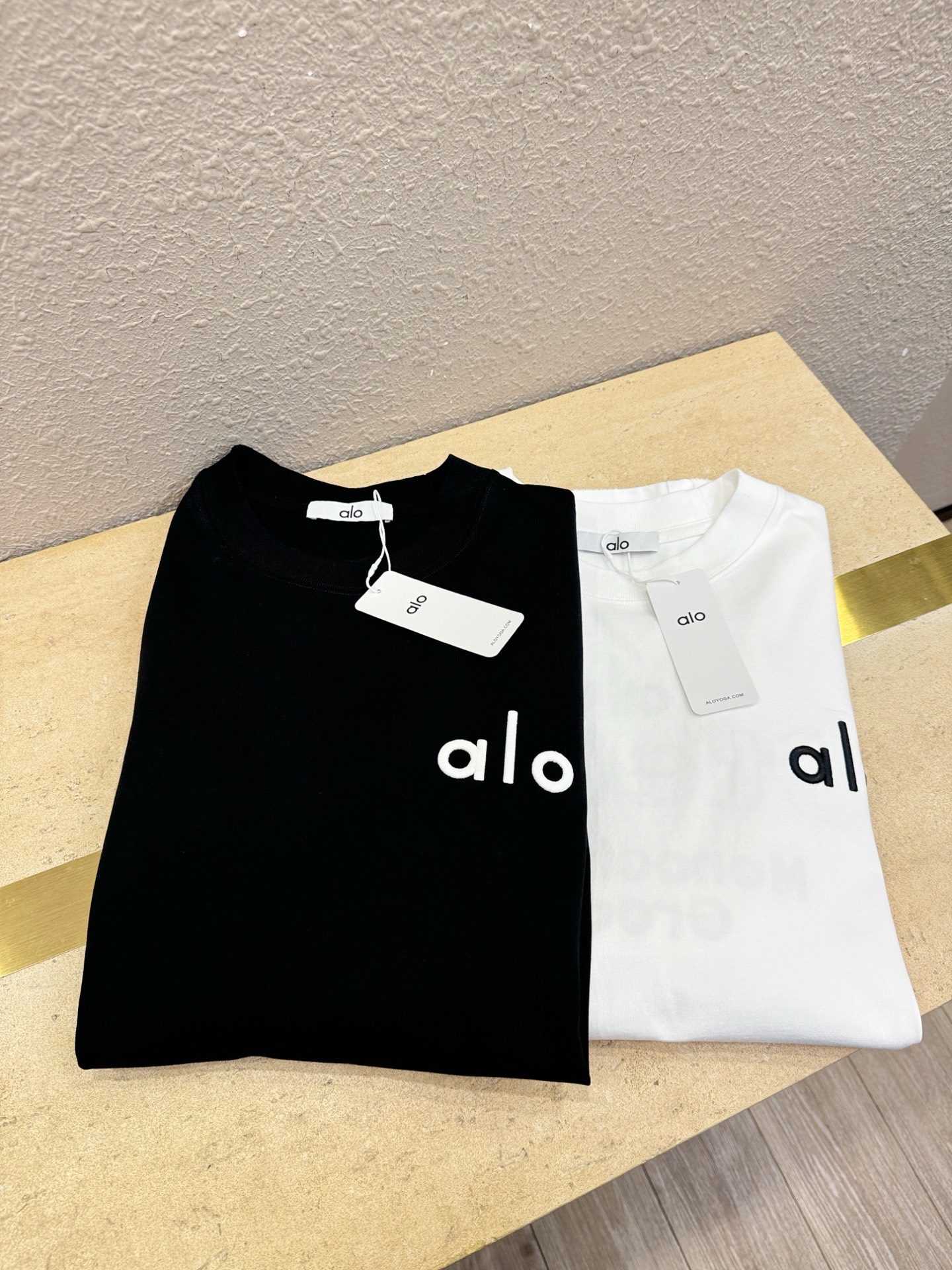 ALO 2026新款短袖T恤！走秀图案时尚休闲短袖T恤衫！设计logo设计！极具设计精选客供面料，手感柔