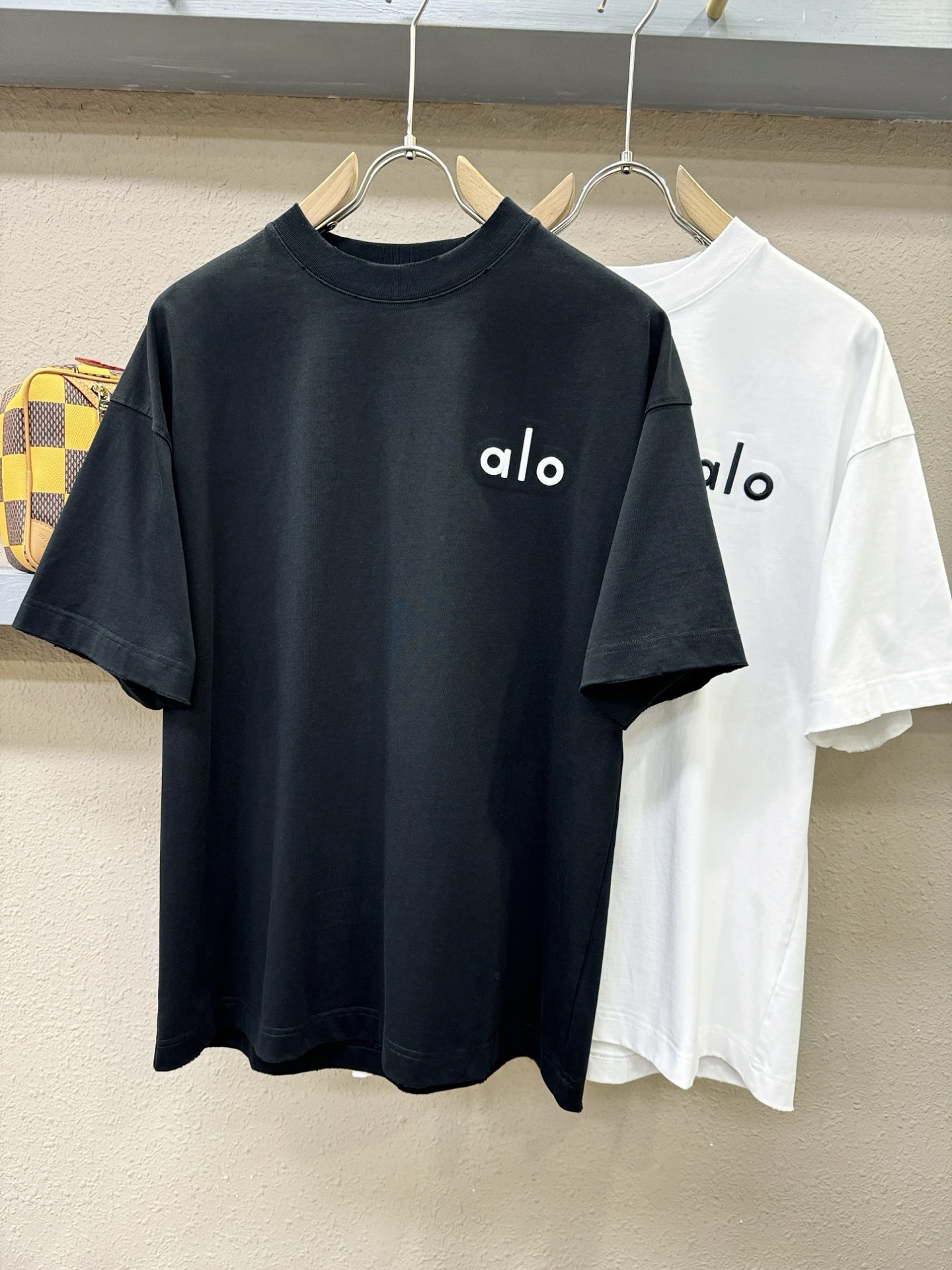 ALO 2026新款短袖T恤！走秀图案时尚休闲短袖T恤衫！设计logo设计！极具设计精选客供面料，手感柔