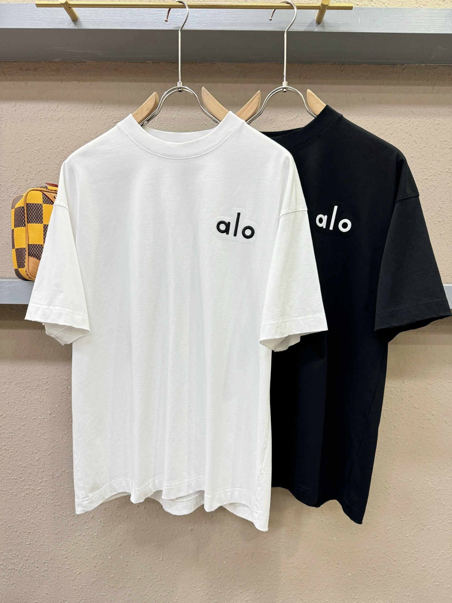 ALO 2026新款短袖T恤！走秀图案时尚休闲短袖T恤衫！设计logo设计！极具设计精选客供面料，手感柔