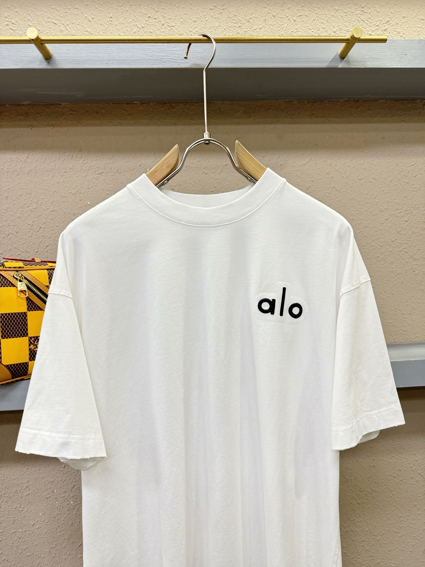 ALO 2026新款短袖T恤！走秀图案时尚休闲短袖T恤衫！设计logo设计！极具设计精选客供面料，手感柔