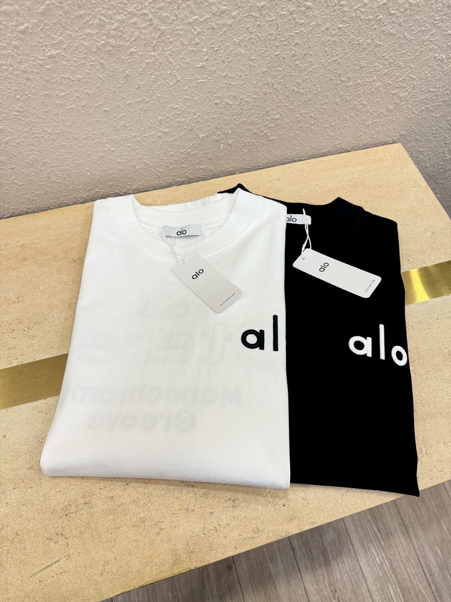 ALO 2026新款短袖T恤！走秀图案时尚休闲短袖T恤衫！设计logo设计！极具设计精选客供面料，手感柔