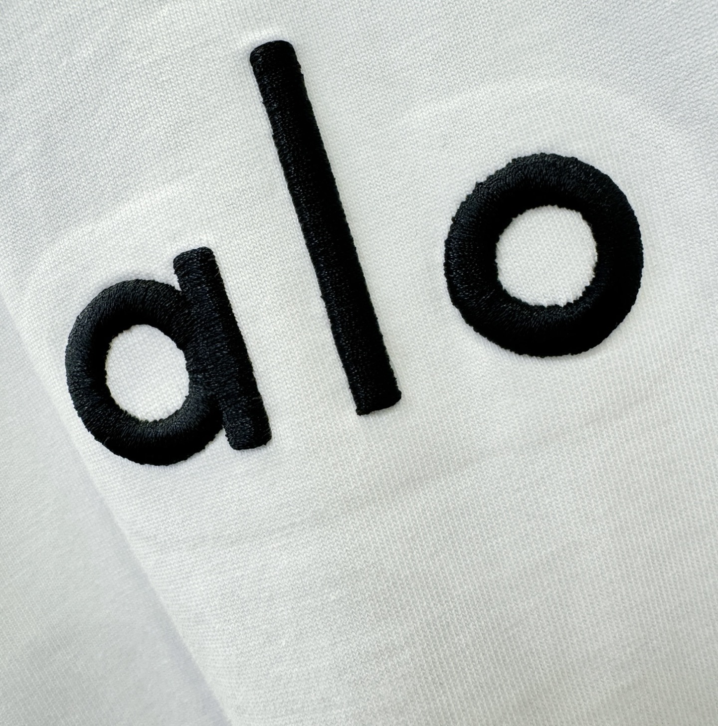 ALO 2026新款短袖T恤！走秀图案时尚休闲短袖T恤衫！设计logo设计！极具设计精选客供面料，手感柔