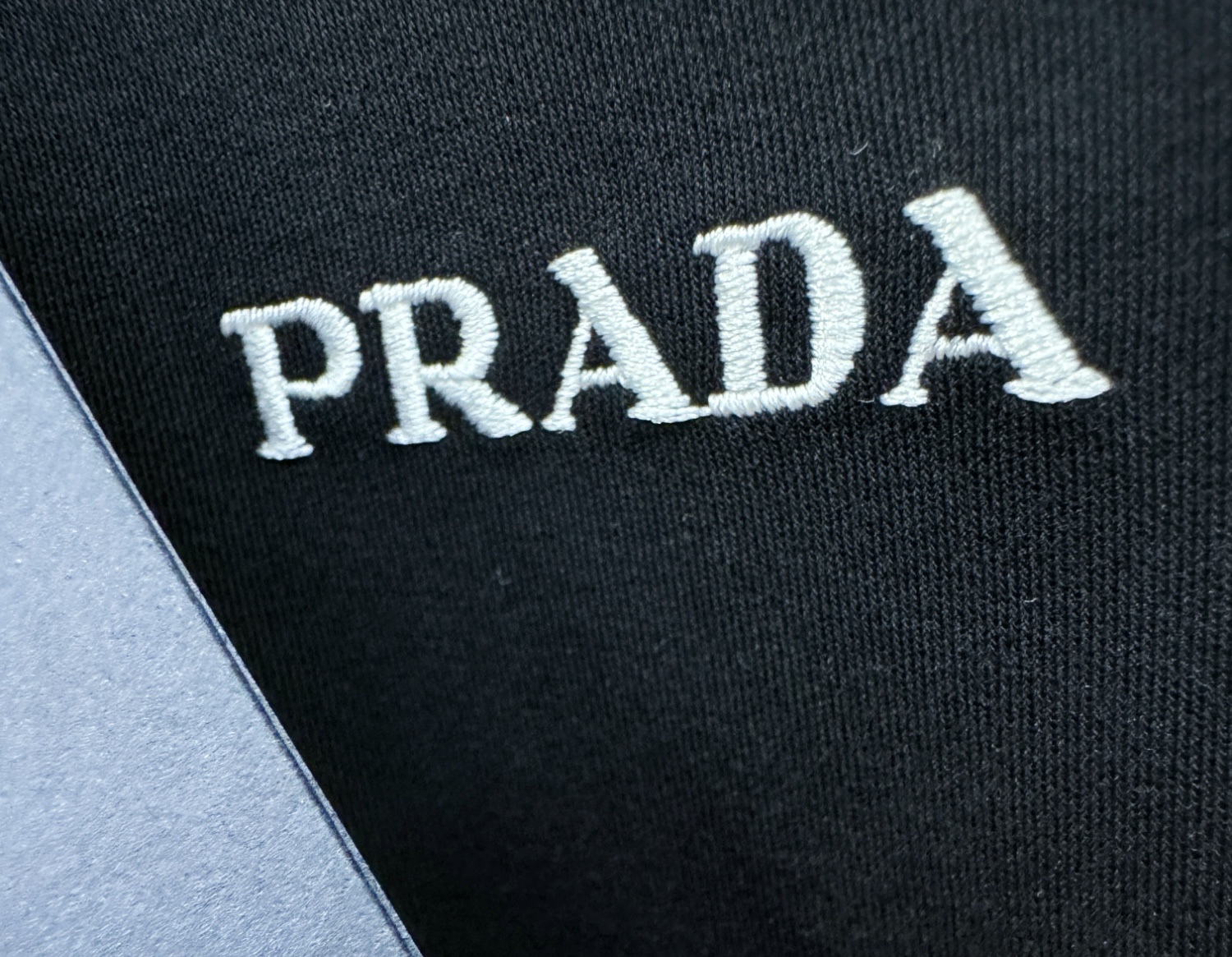 PRADA普拉达 2026新款短袖T恤！男女同款！走秀图案时尚休闲短袖T恤衫！设计logo设计！极具设计