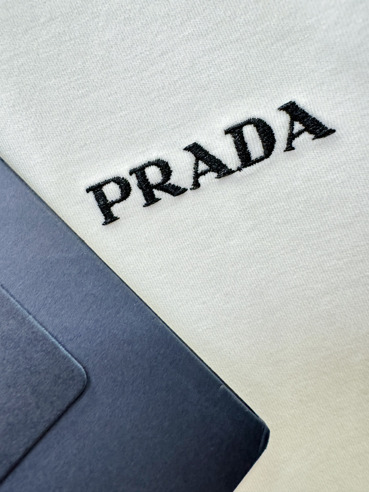 PRADA普拉达 2026新款短袖T恤！男女同款！走秀图案时尚休闲短袖T恤衫！设计logo设计！极具设计