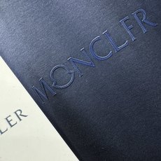 (最大可穿240斤) Moncler蒙口 2026春夏新款短袖T恤!走秀图案时尚休闲短袖T恤衫!设计l (最大可穿240斤) Moncler蒙口 2026春夏新款短袖T恤!走秀图案时尚休闲短袖T恤衫!设计l