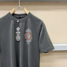 (最大可穿240斤) CHROME HEARTS 克罗心 2026春夏新款短袖T恤!走秀图案时尚休闲短袖 (最大可穿240斤) CHROME HEARTS 克罗心 2026春夏新款短袖T恤!走秀图案时尚休闲短袖