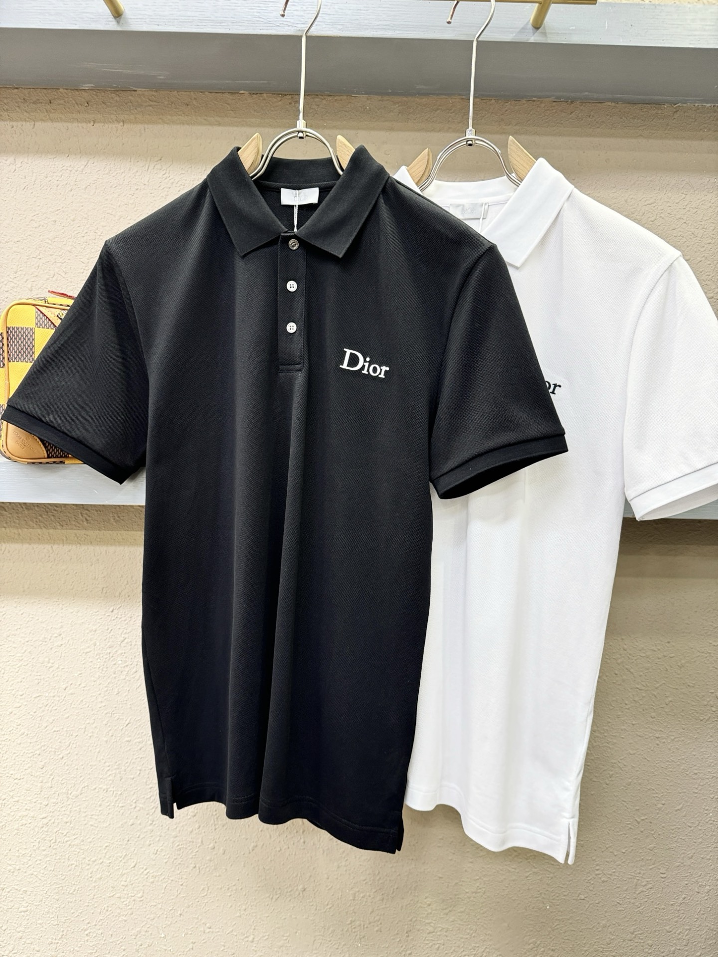 Dior迪奥 2026春夏新款首发专柜最新款翻领短袖，高端订制 设计前卫时尚！品牌logo重工艺设计 手