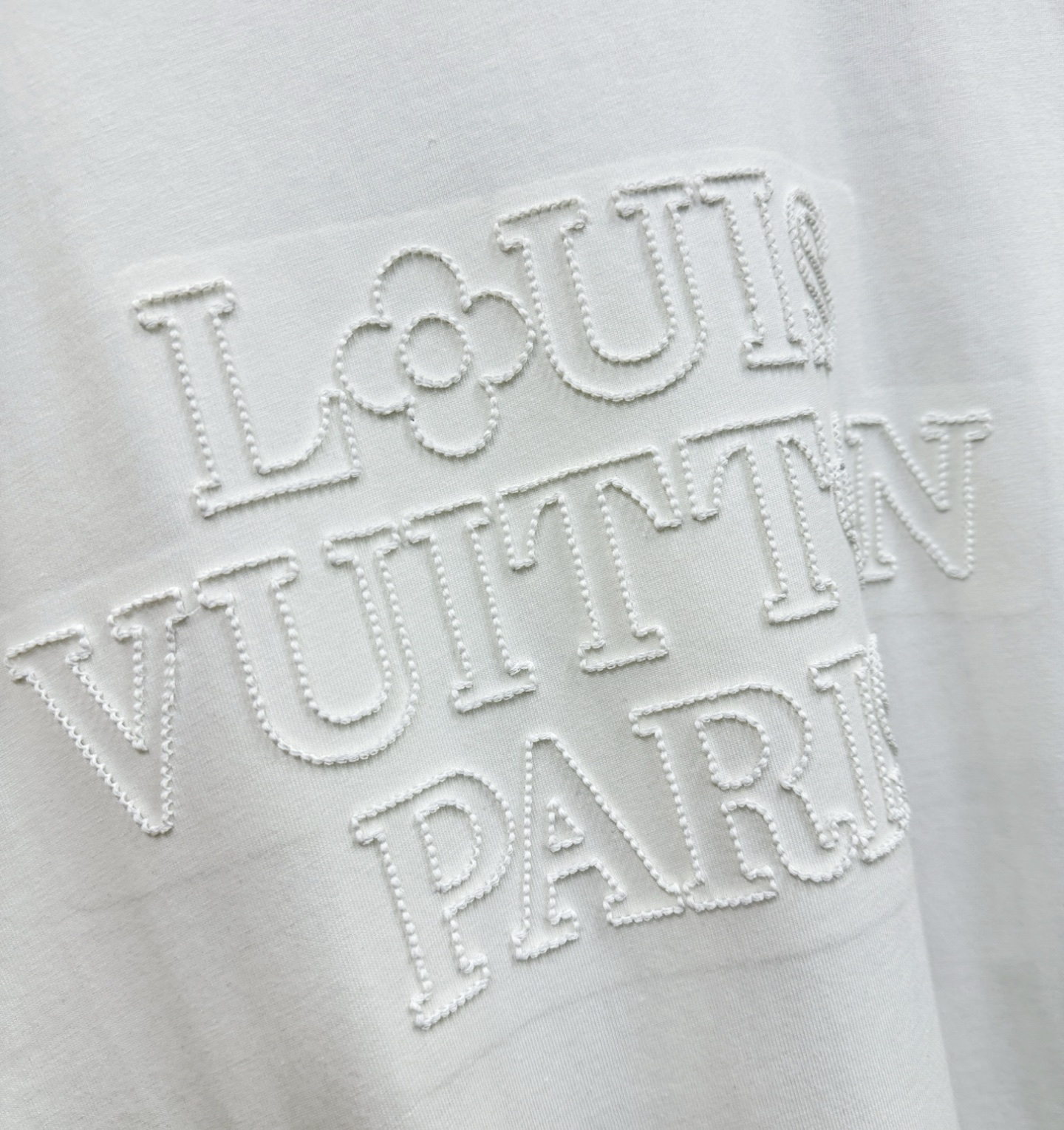 LV 2026新款短袖T恤！男女同款！走秀图案时尚休闲短袖T恤衫！设计logo设计！极具设计精选客供面料