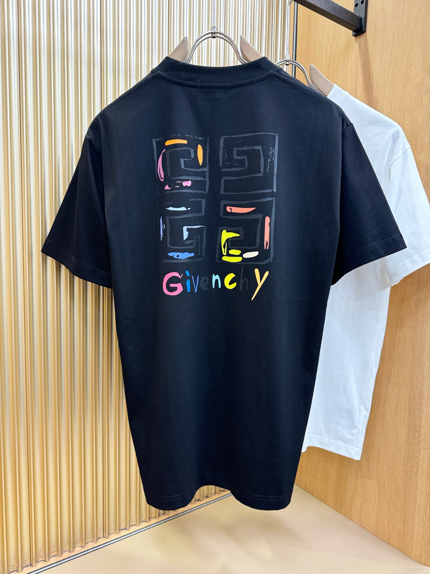Givenchy 纪梵希 2026新款短袖T恤！男女同款！走秀图案时尚休闲短袖T恤衫！设计logo设计！