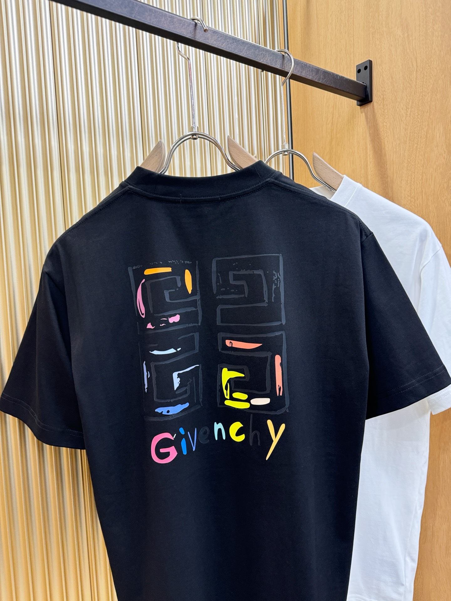 Givenchy 纪梵希 2026新款短袖T恤！男女同款！走秀图案时尚休闲短袖T恤衫！设计logo设计！