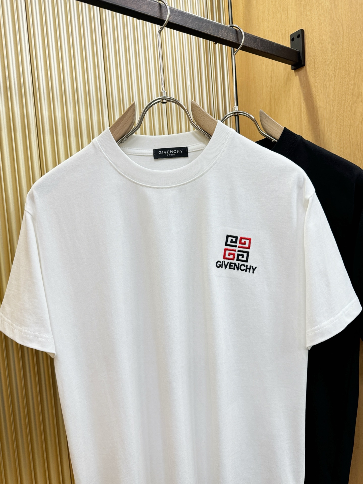 Givenchy 纪梵希 2026新款短袖T恤！男女同款！走秀图案时尚休闲短袖T恤衫！设计logo设计！