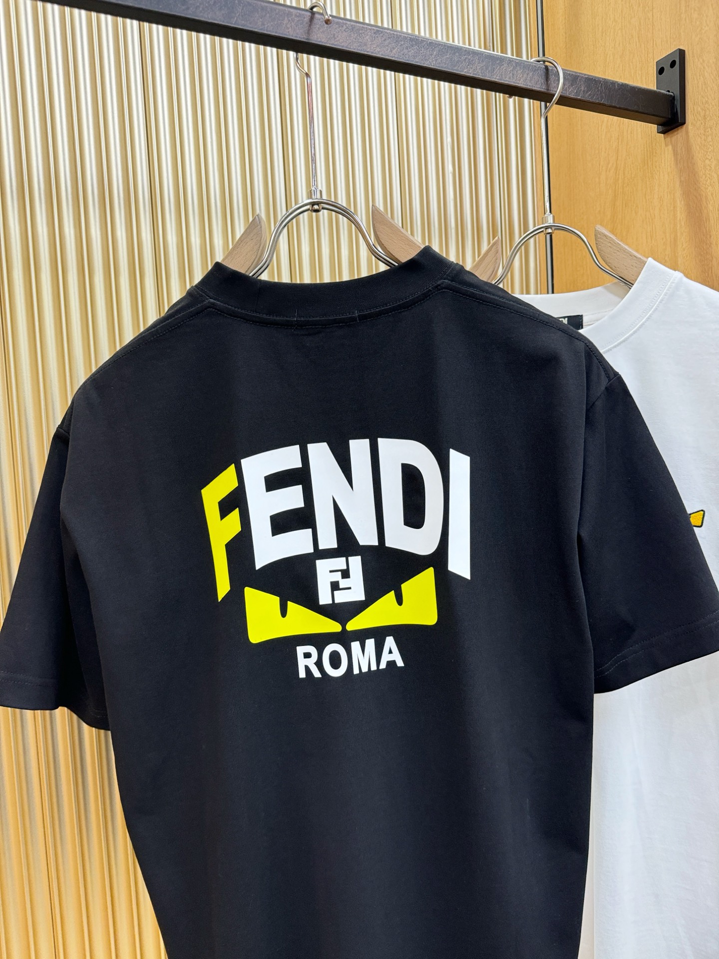 FENDI 芬迪 2026新款短袖T恤！男女同款！走秀图案时尚休闲短袖T恤衫！设计logo设计！极具设计