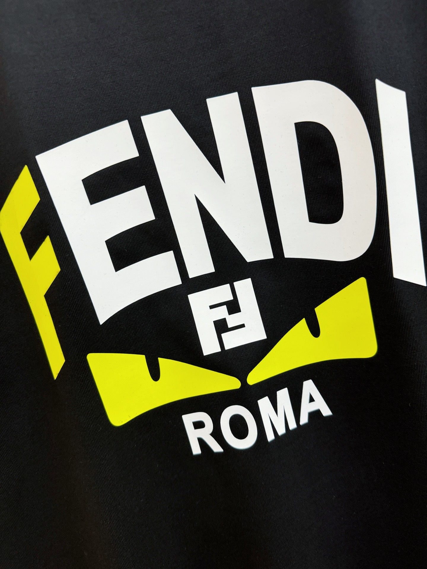 FENDI 芬迪 2026新款短袖T恤！男女同款！走秀图案时尚休闲短袖T恤衫！设计logo设计！极具设计