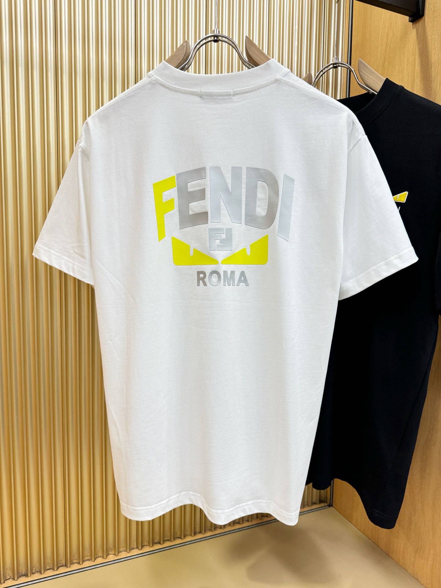 FENDI 芬迪 2026新款短袖T恤！男女同款！走秀图案时尚休闲短袖T恤衫！设计logo设计！极具设计