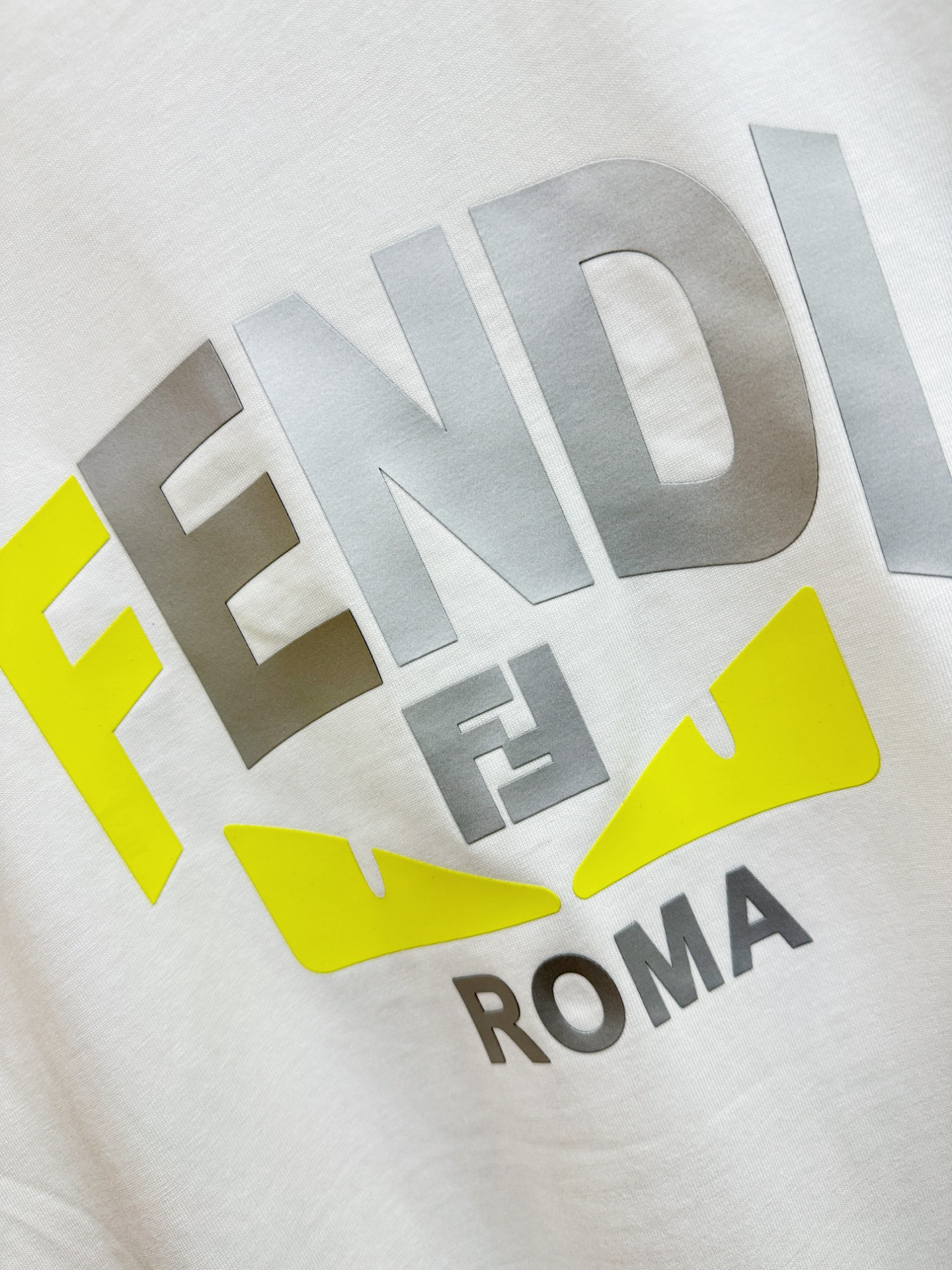FENDI 芬迪 2026新款短袖T恤！男女同款！走秀图案时尚休闲短袖T恤衫！设计logo设计！极具设计