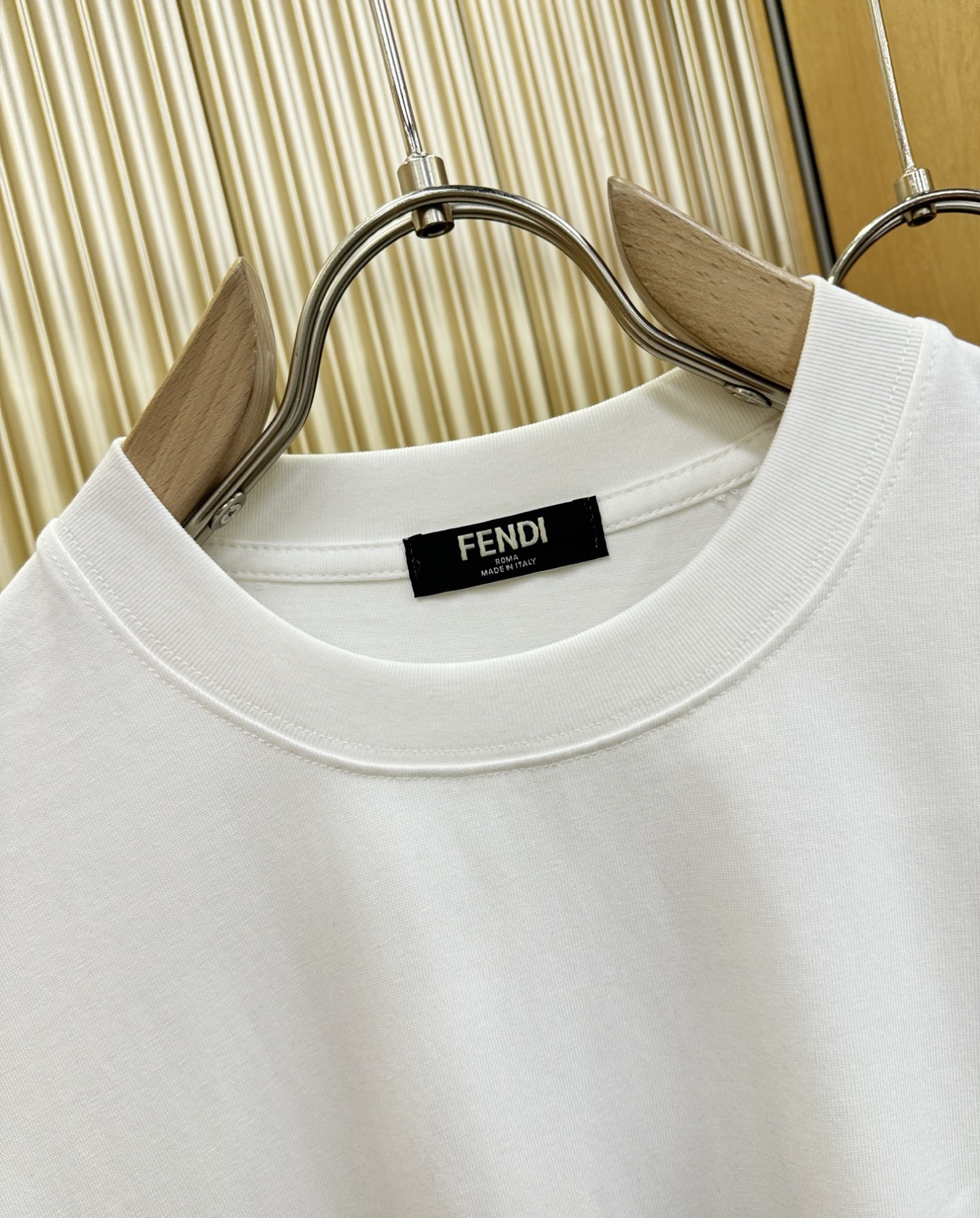FENDI 芬迪 2026新款短袖T恤！男女同款！走秀图案时尚休闲短袖T恤衫！设计logo设计！极具设计