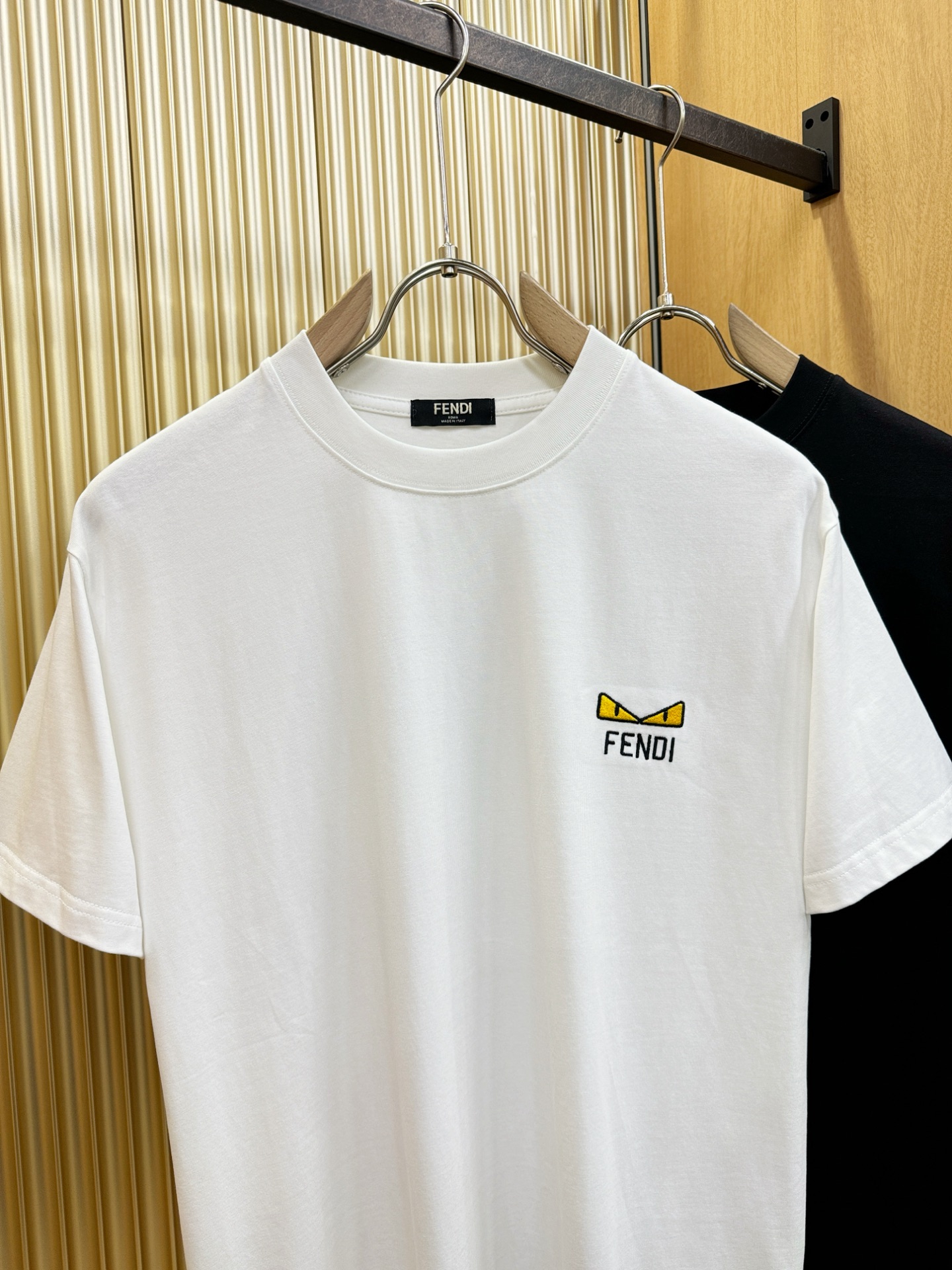 FENDI 芬迪 2026新款短袖T恤！男女同款！走秀图案时尚休闲短袖T恤衫！设计logo设计！极具设计