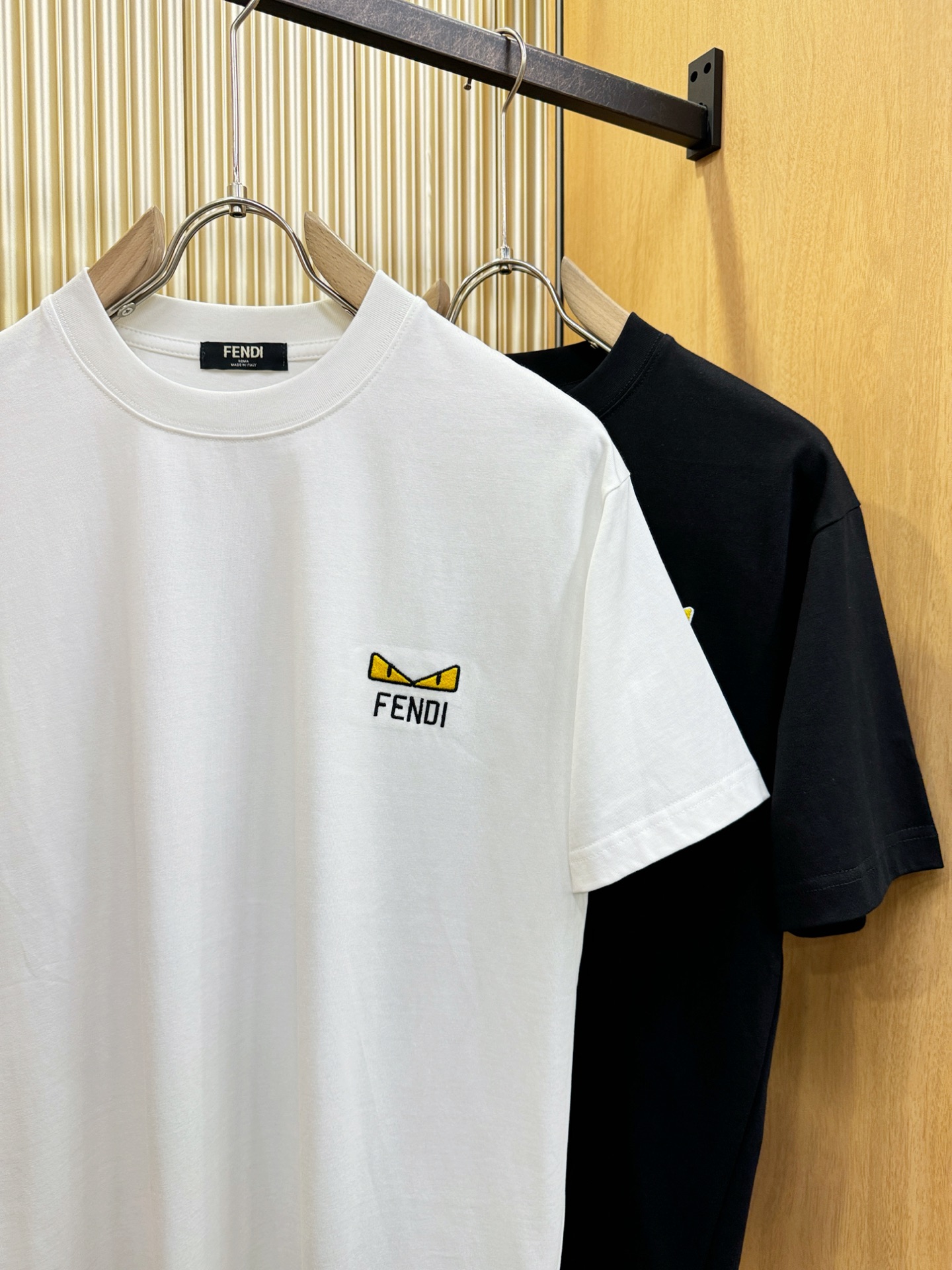 FENDI 芬迪 2026新款短袖T恤！男女同款！走秀图案时尚休闲短袖T恤衫！设计logo设计！极具设计