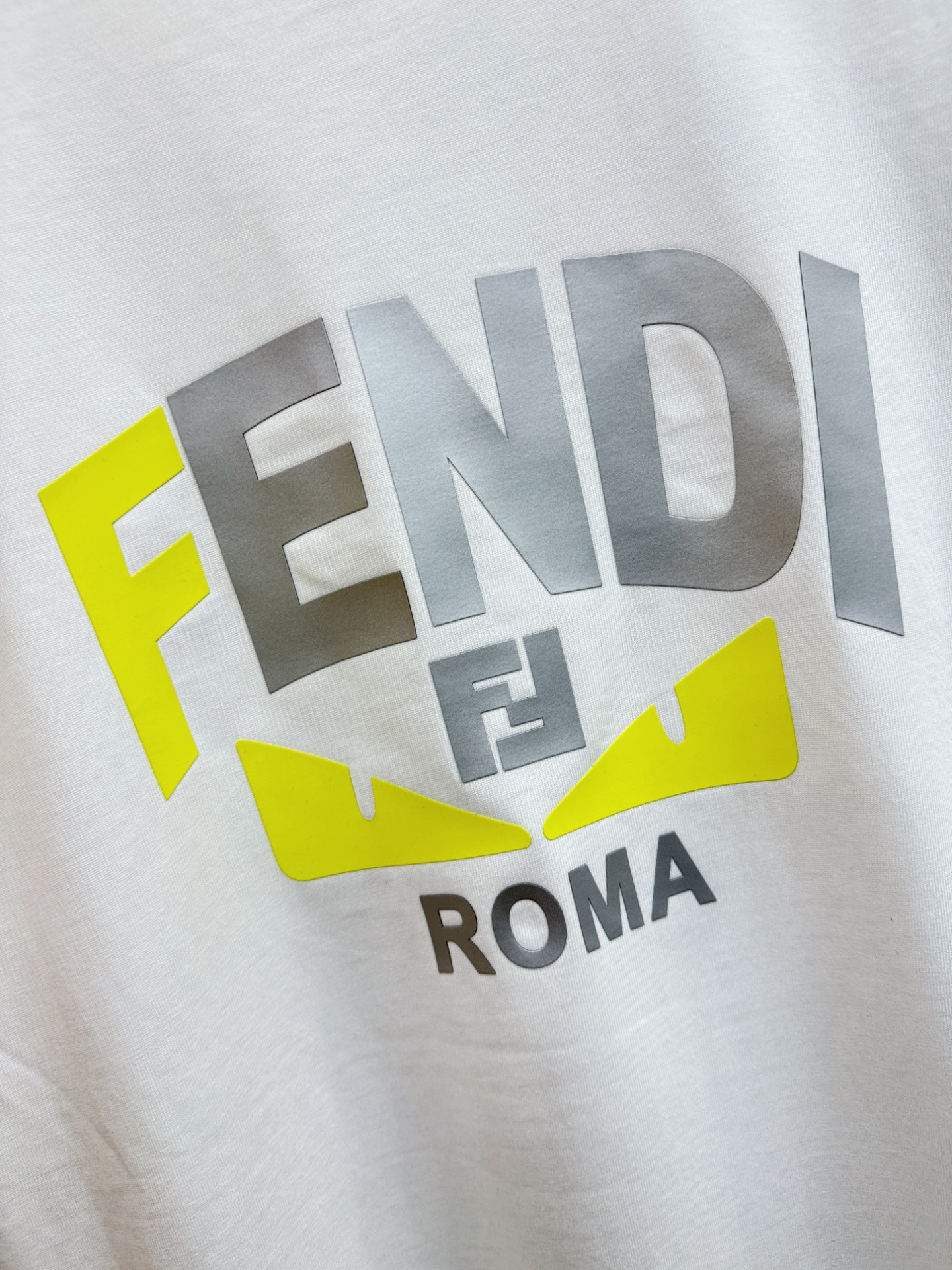 FENDI 芬迪 2026新款短袖T恤！男女同款！走秀图案时尚休闲短袖T恤衫！设计logo设计！极具设计