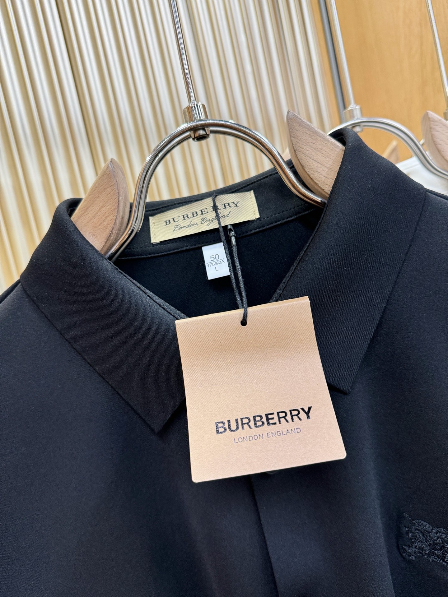 BURBERRY巴宝莉 2026新款衬衣,贸易公司渠道稀出,领先官网发售!经典休闲衬衫搭配独特的设计,简洁干净、经典时 BURBERRY巴宝莉 2026新款衬衣,贸易公司渠道稀出,领先官网发售!经典休闲衬衫搭配独特的设计,简洁干净、经典时