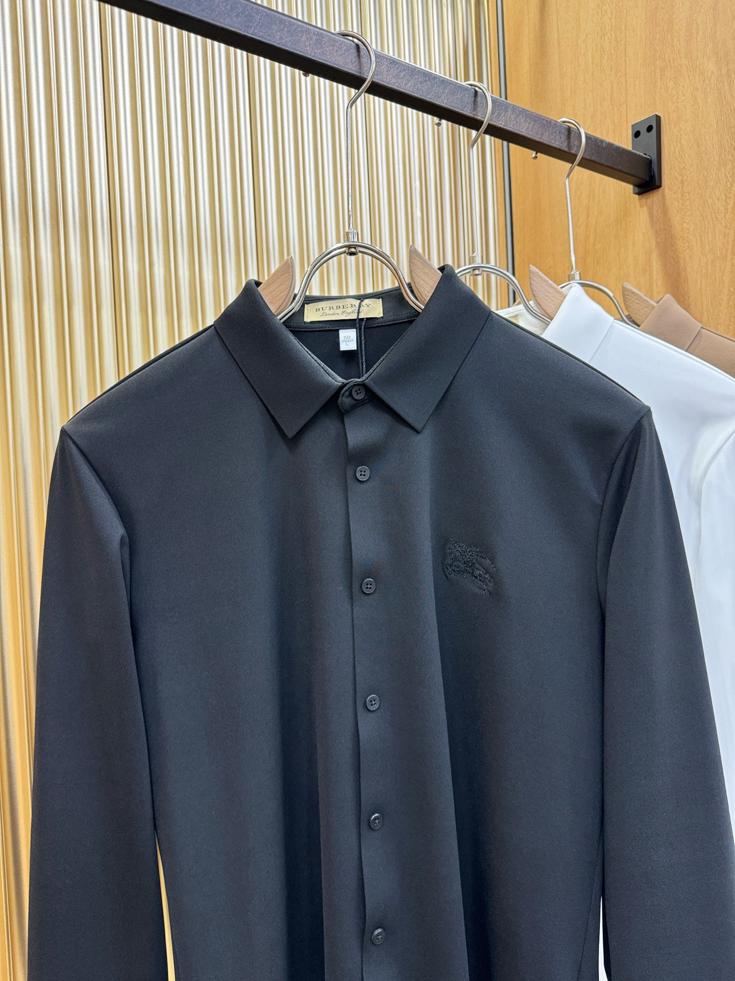 BURBERRY巴宝莉 2026新款衬衣,贸易公司渠道稀出,领先官网发售!经典休闲衬衫搭配独特的设计,简洁干净、经典时 BURBERRY巴宝莉 2026新款衬衣,贸易公司渠道稀出,领先官网发售!经典休闲衬衫搭配独特的设计,简洁干净、经典时