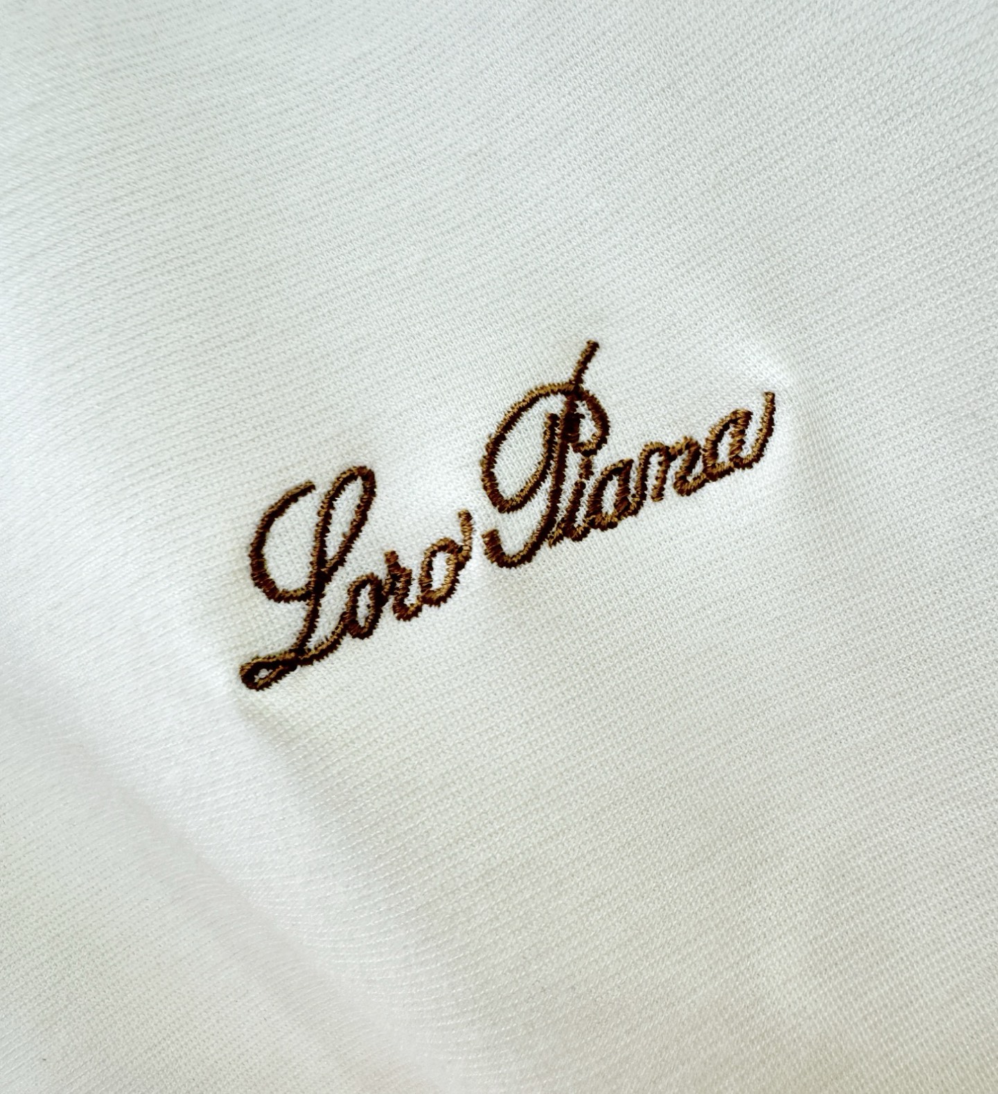 Loro Piana诺悠翩雅 顶级品质 2026新品短袖！原版定制面料，手感柔软。顶级进口私货，时尚设计