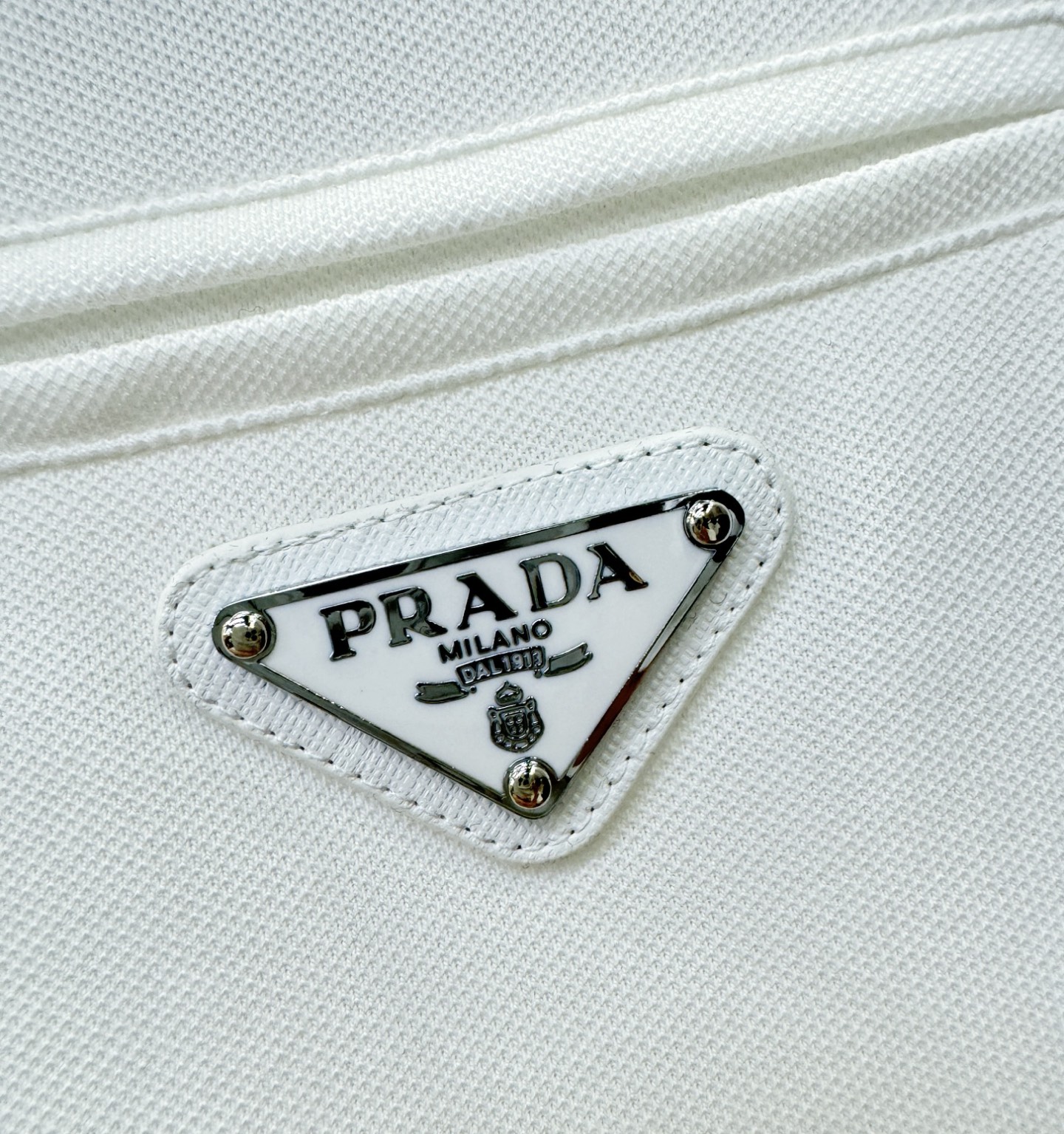 PRADA普拉达 2026春夏新款首发专柜最新款翻领短袖，丝光珠地棉面料，高端订制 设计前卫时尚！品牌l