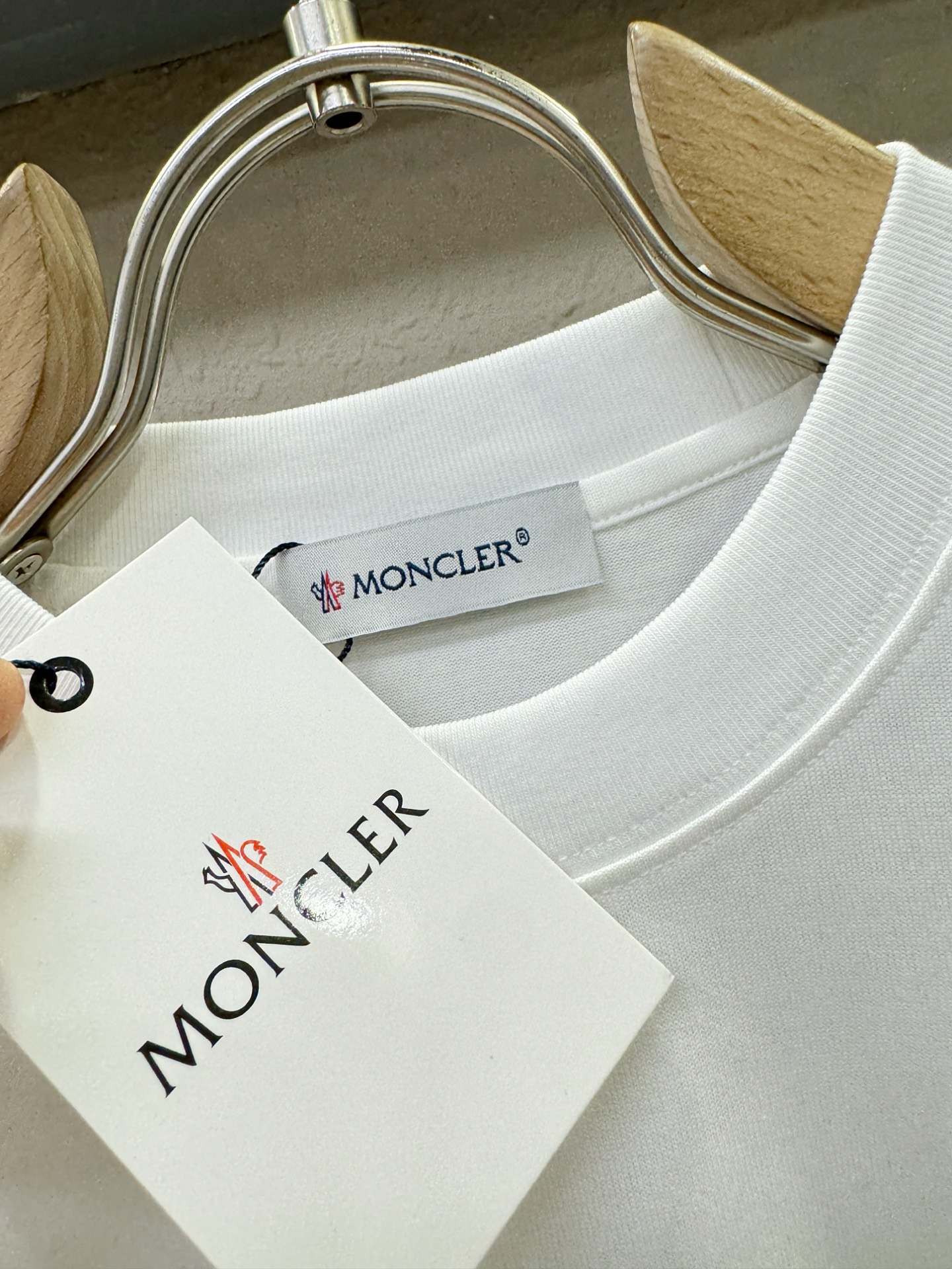 Moncler蒙口 2026新款短袖T恤！男女同款！走秀图案时尚休闲短袖T恤衫！设计logo设计！极具设