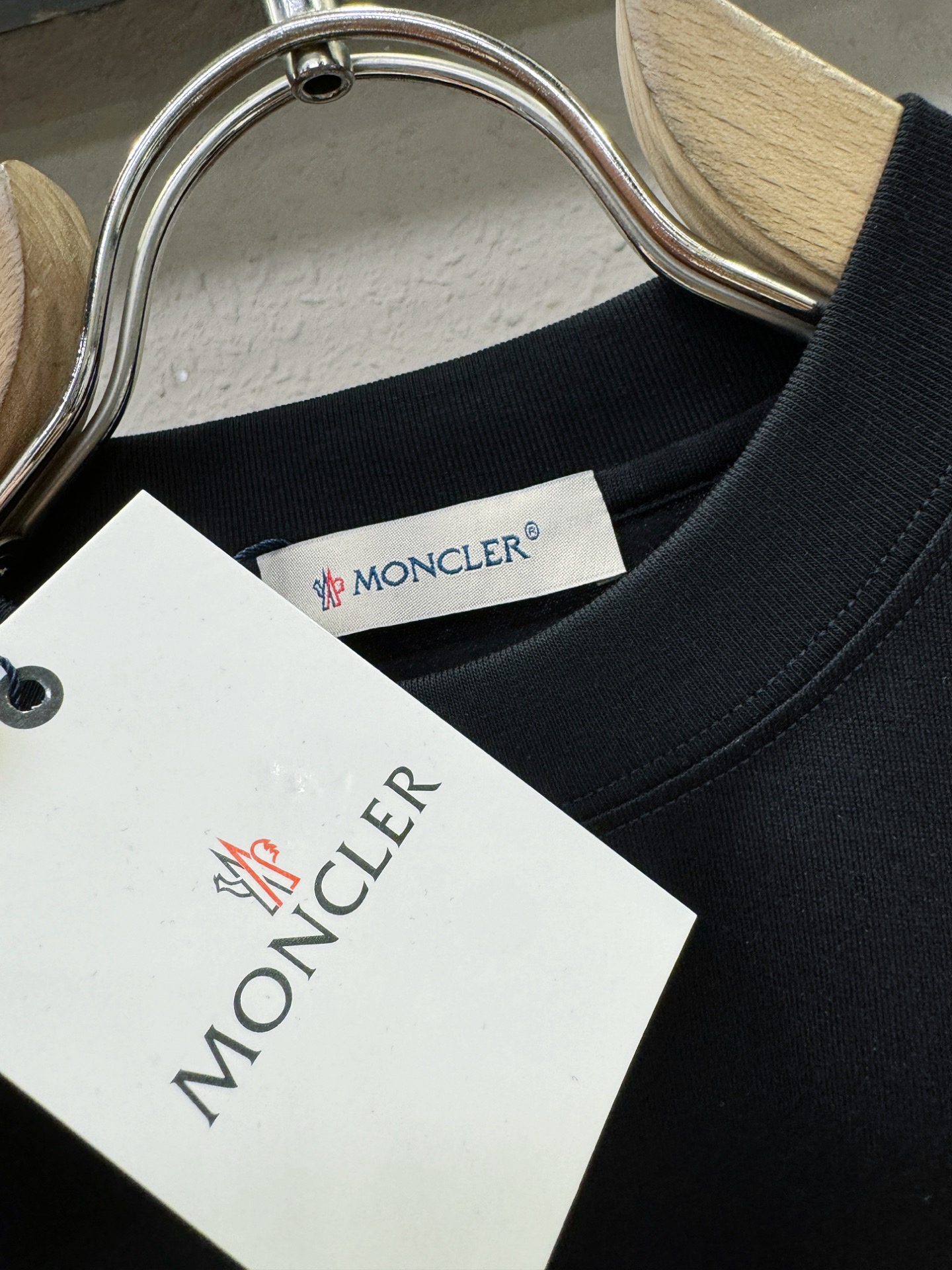 Moncler蒙口 2026新款短袖T恤！男女同款！走秀图案时尚休闲短袖T恤衫！设计logo设计！极具设
