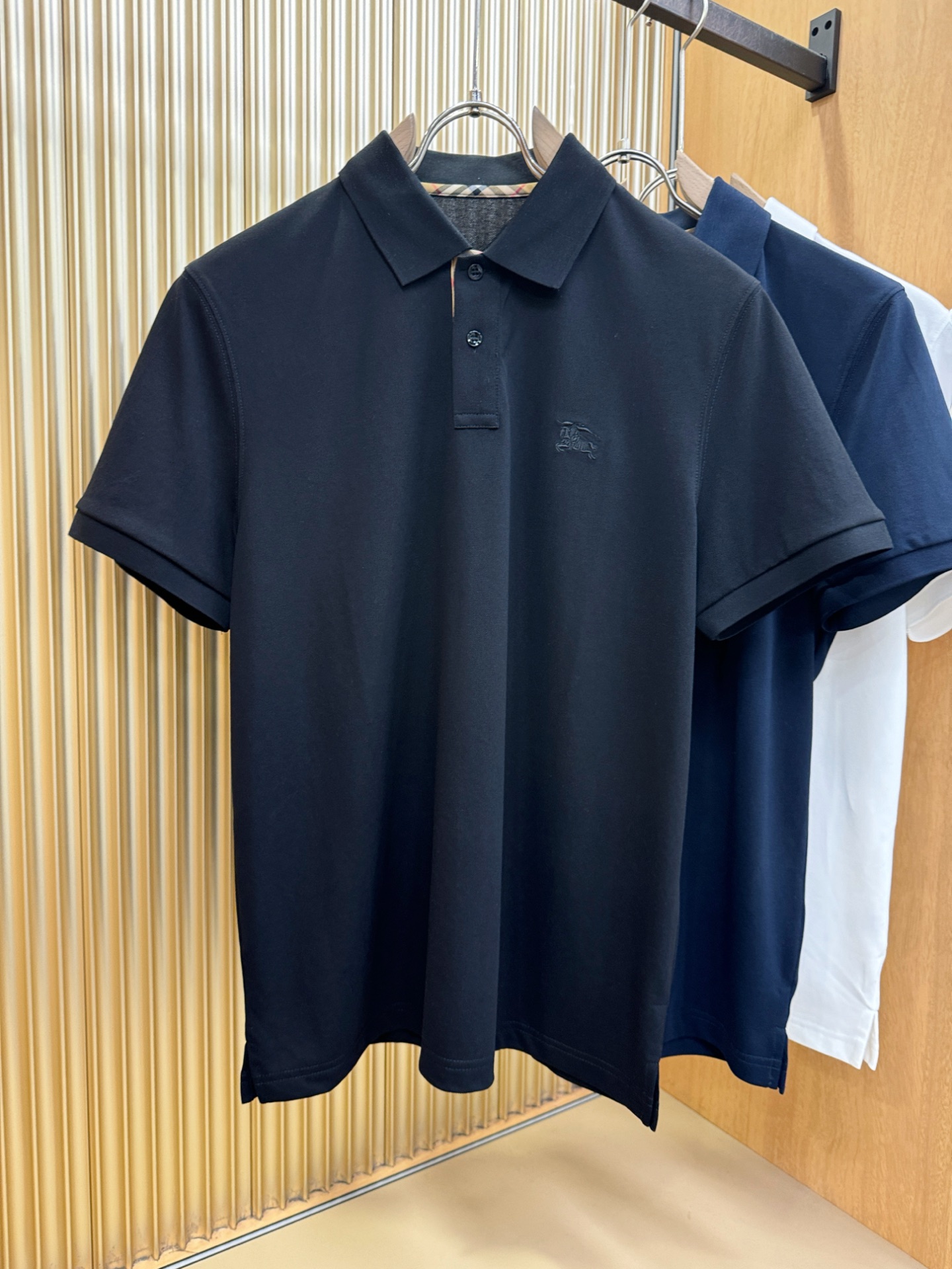 BURBERRY巴宝莉 2026春夏新款首发专柜最新款翻领短袖，丝光珠地棉面料，高端订制 设计前卫时尚！