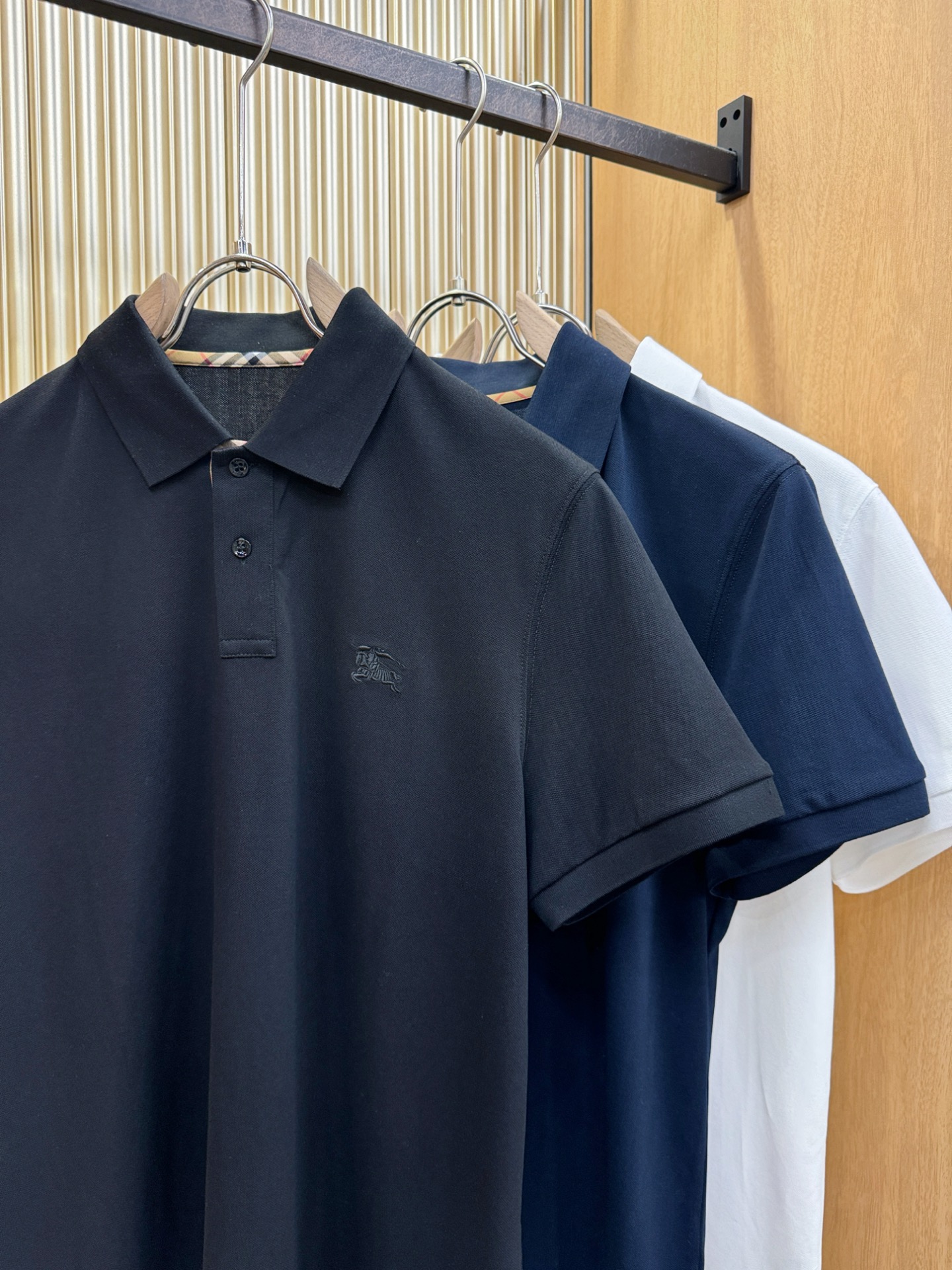 BURBERRY巴宝莉 2026春夏新款首发专柜最新款翻领短袖，丝光珠地棉面料，高端订制 设计前卫时尚！