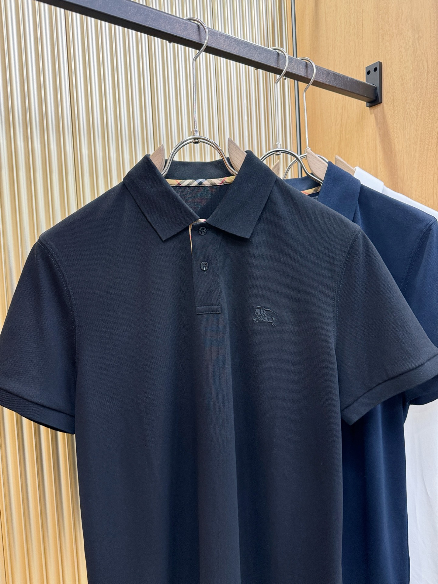 BURBERRY巴宝莉 2026春夏新款首发专柜最新款翻领短袖，丝光珠地棉面料，高端订制 设计前卫时尚！
