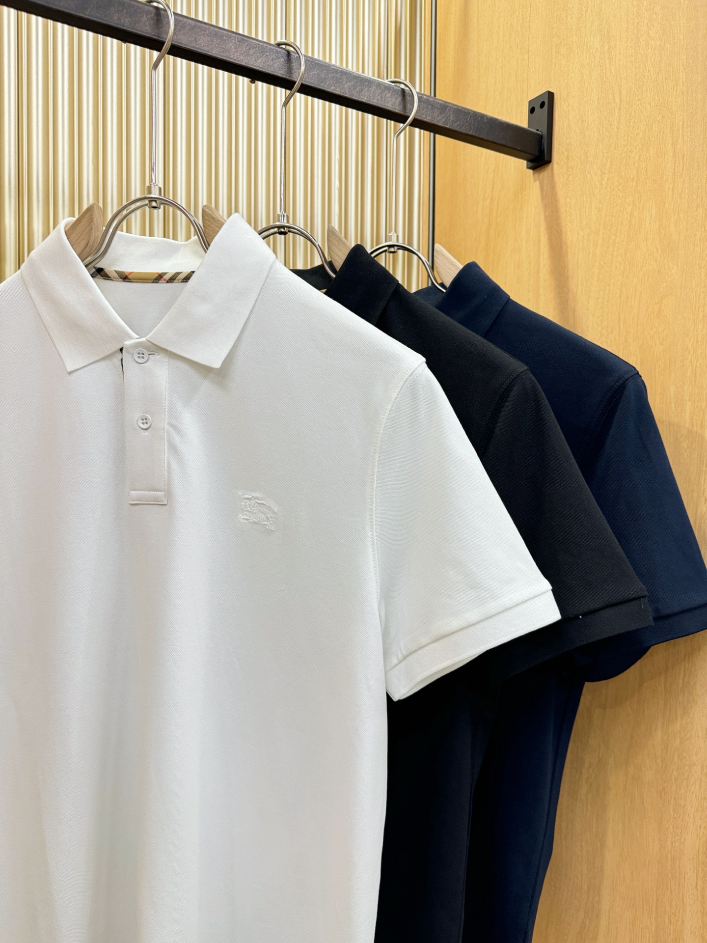 BURBERRY巴宝莉 2026春夏新款首发专柜最新款翻领短袖，丝光珠地棉面料，高端订制 设计前卫时尚！