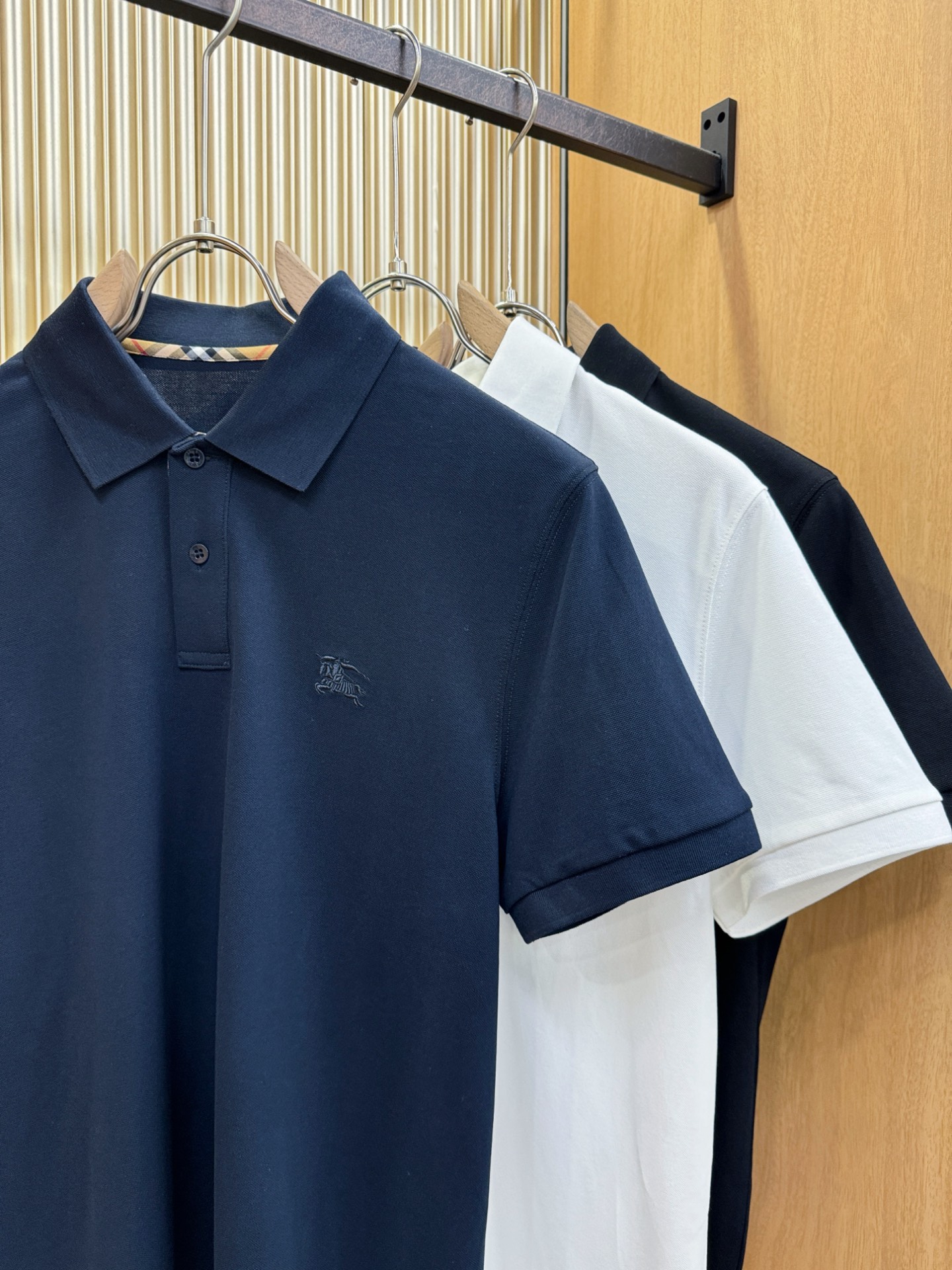 BURBERRY巴宝莉 2026春夏新款首发专柜最新款翻领短袖，丝光珠地棉面料，高端订制 设计前卫时尚！