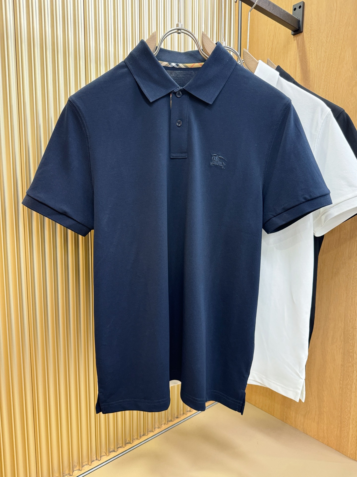BURBERRY巴宝莉 2026春夏新款首发专柜最新款翻领短袖，丝光珠地棉面料，高端订制 设计前卫时尚！